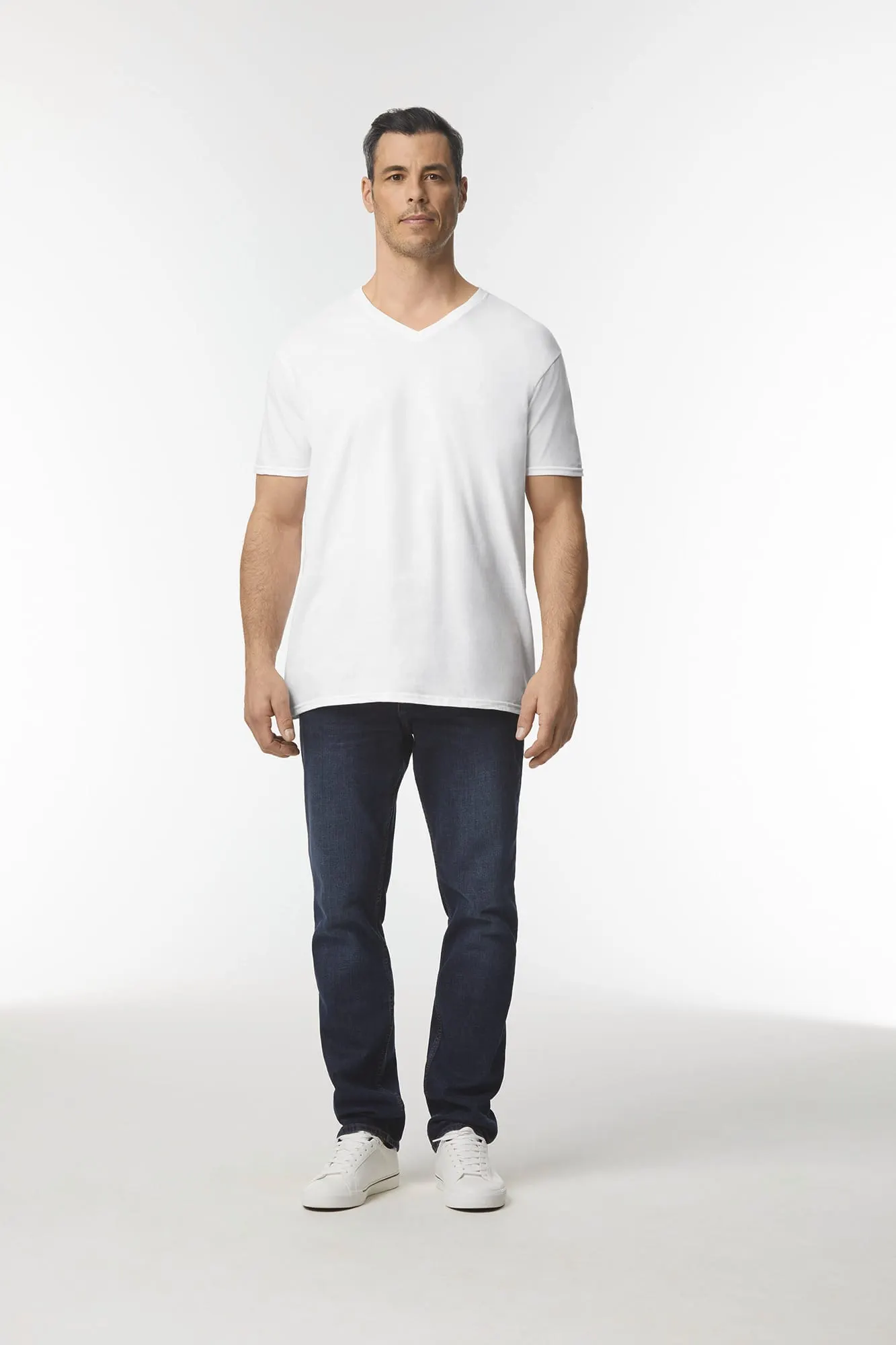 Camiseta SoftStyle cuello de pico hombre