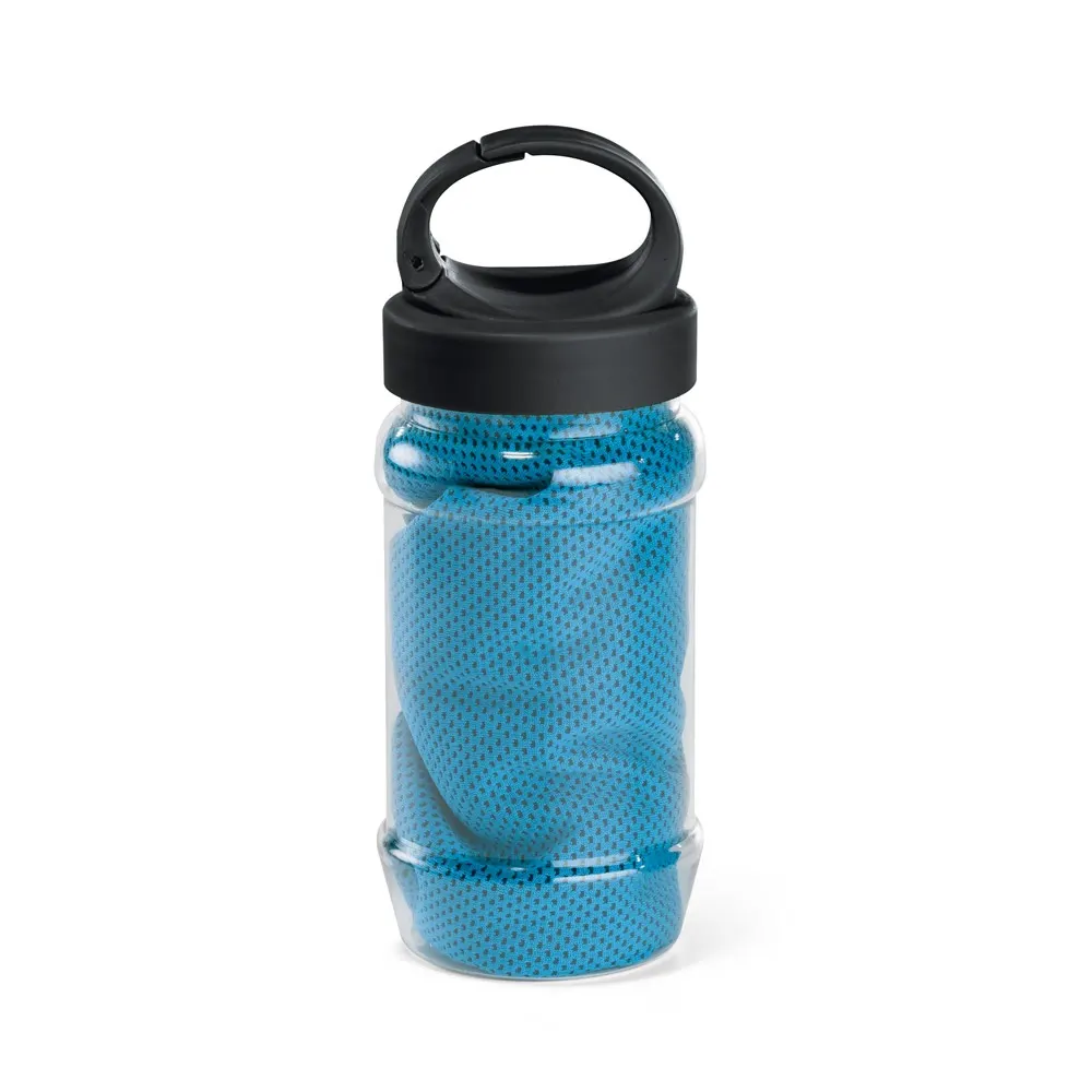 ARTX PLUS. Conjunto que incluye una botella hecha en PP y PET y una toalla refrescante deportiva de poliamida y poliéster