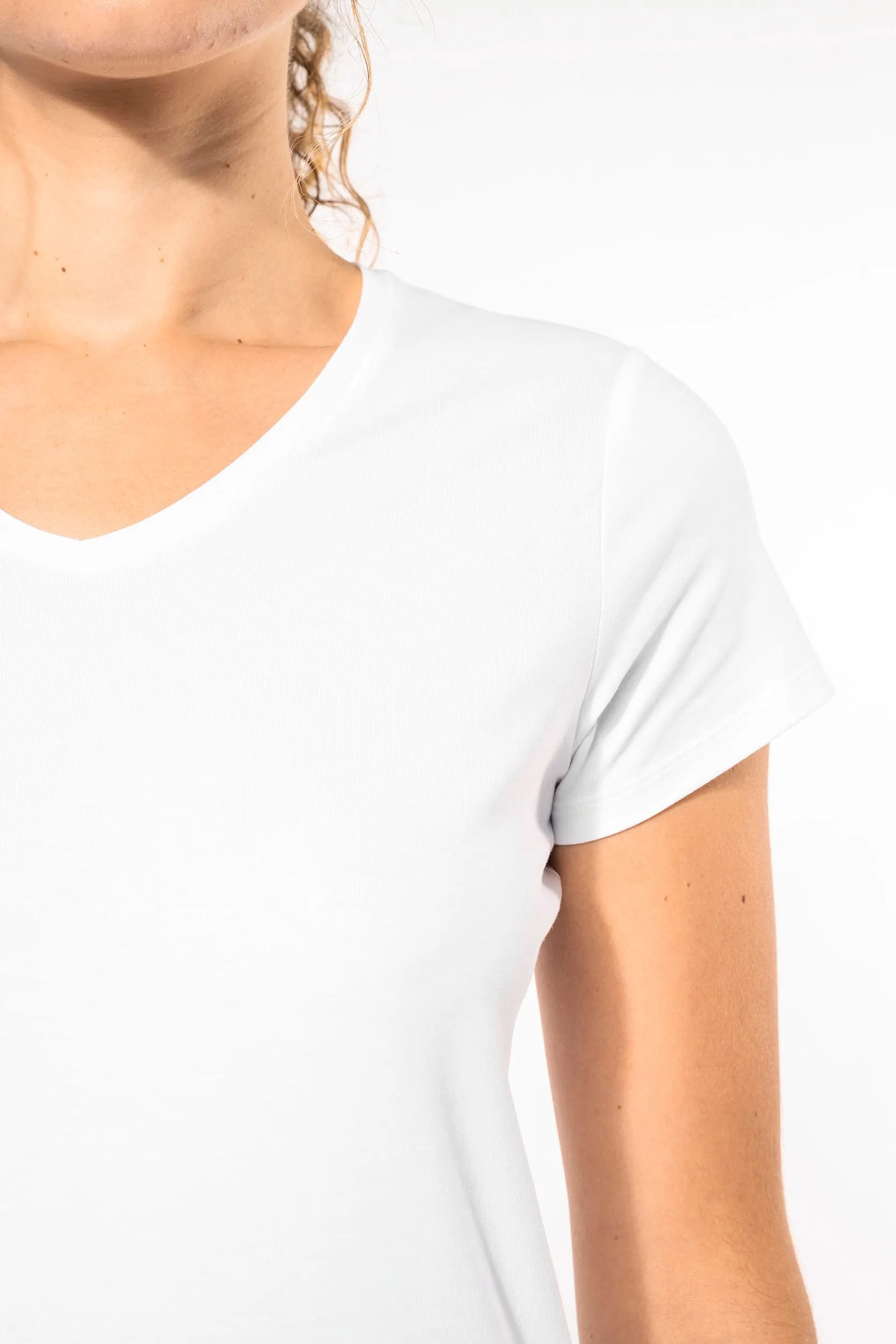Camiseta con elastano cuello de pico mujer