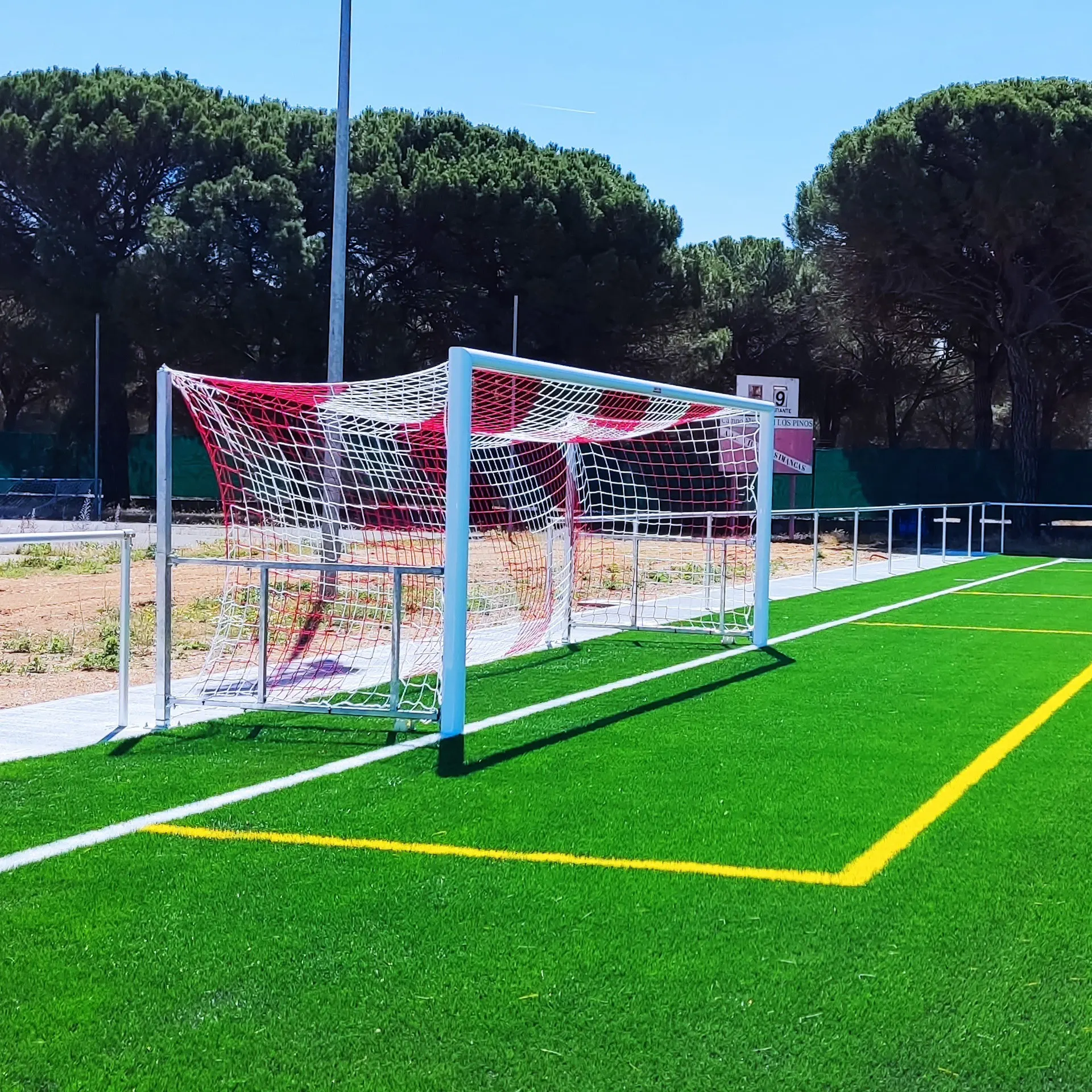 JUEGO PORTERÍAS ALUMINIO FÚTBOL 11  120X100 ABATIBLES CON ARQUILLOS GALVANIZADOS EN CALIENTE