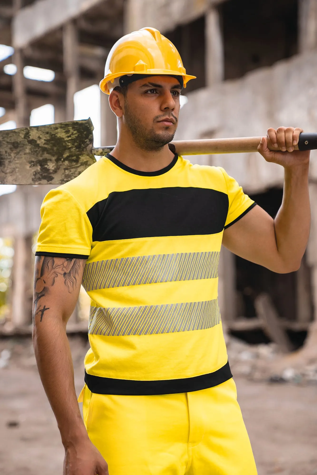 Camiseta de alta visibilidad con bolsillo. Pecho negro