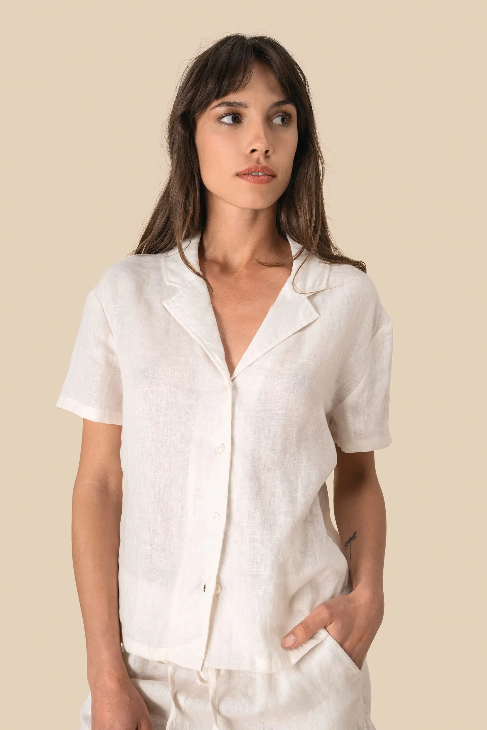 Camisa manga corta de lino y cuello bowling mujer
