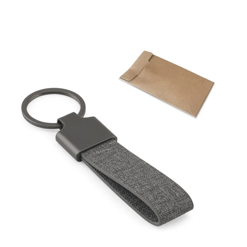RAVEN. Llavero rectangular de metal y PET reciclado (30 % reciclado)