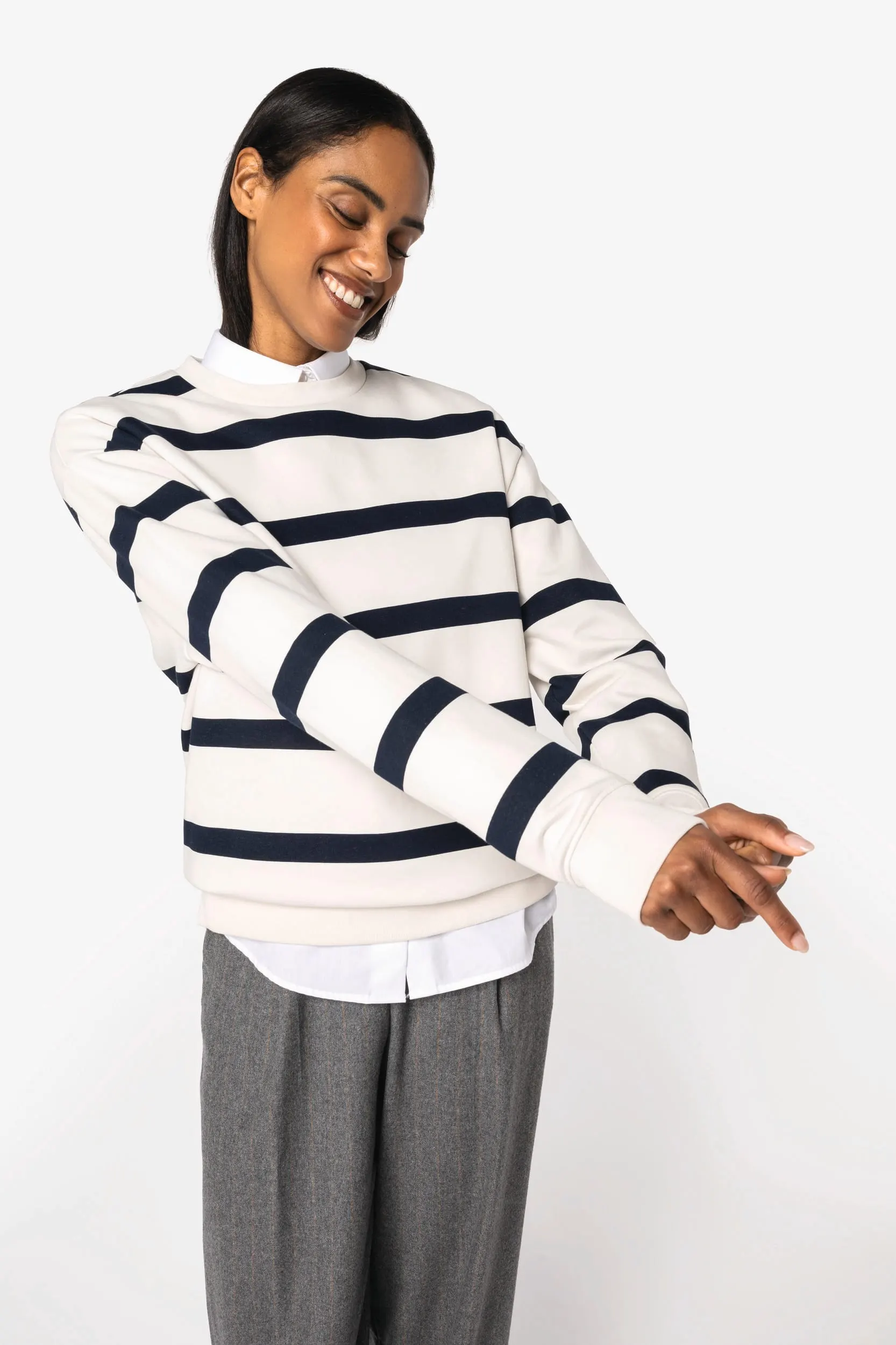 Sudadera ecorresponsable de cuello redondo a rayas y hombros caídos unisex