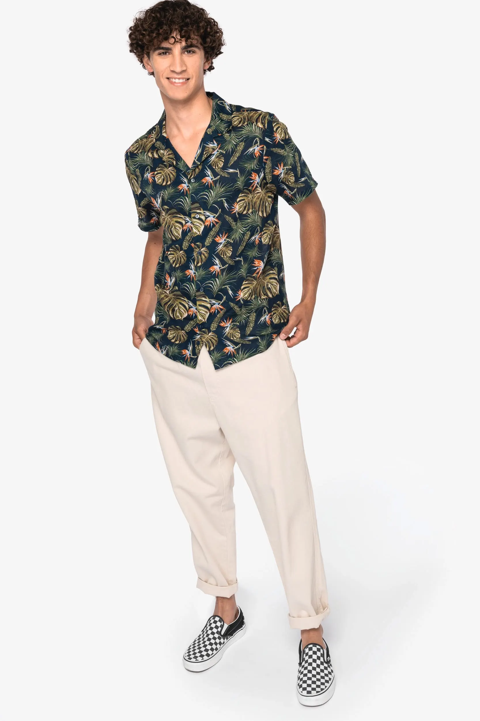 Camisa con estampado hawaiano hombre
