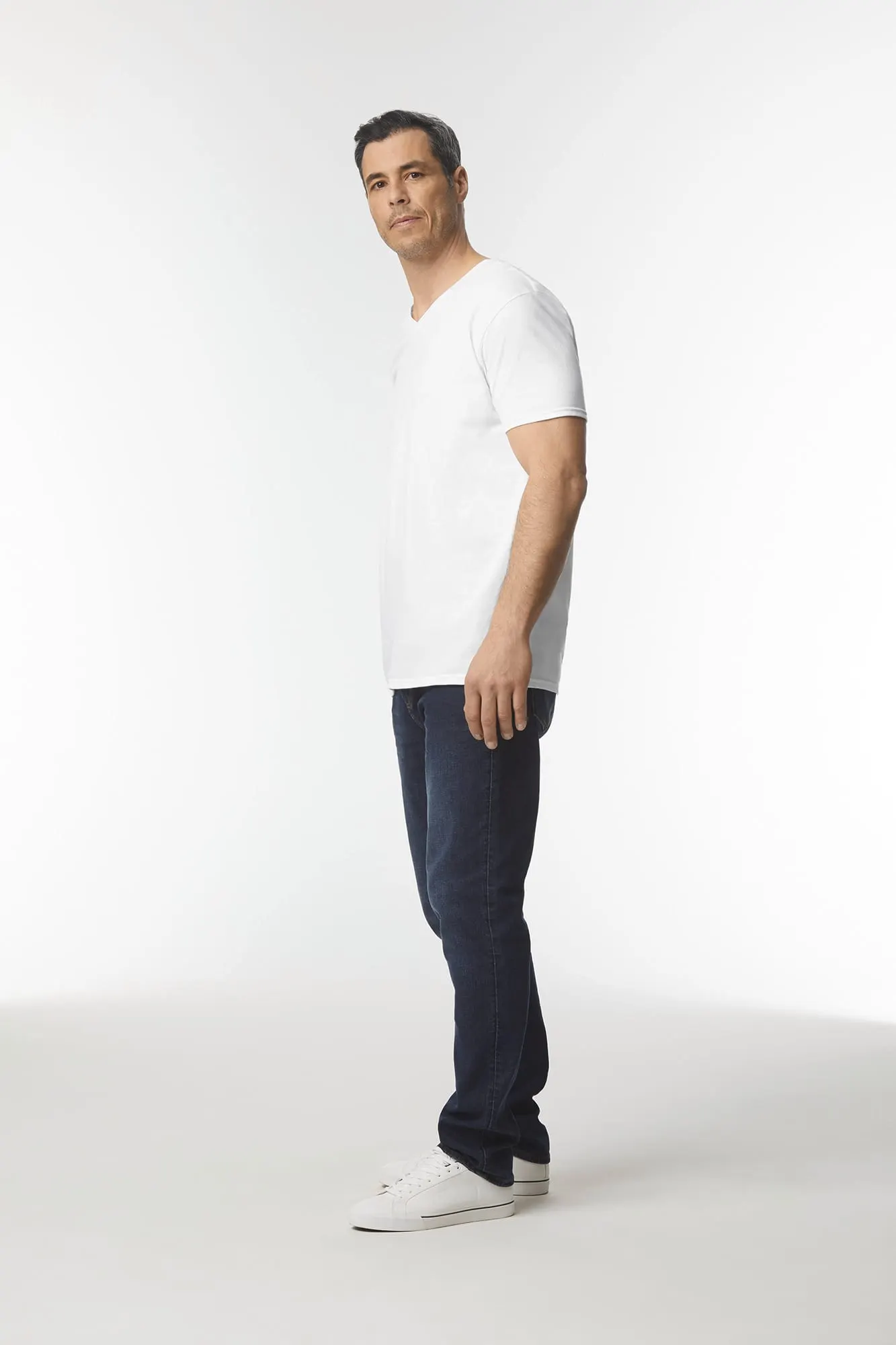 Camiseta SoftStyle cuello de pico hombre