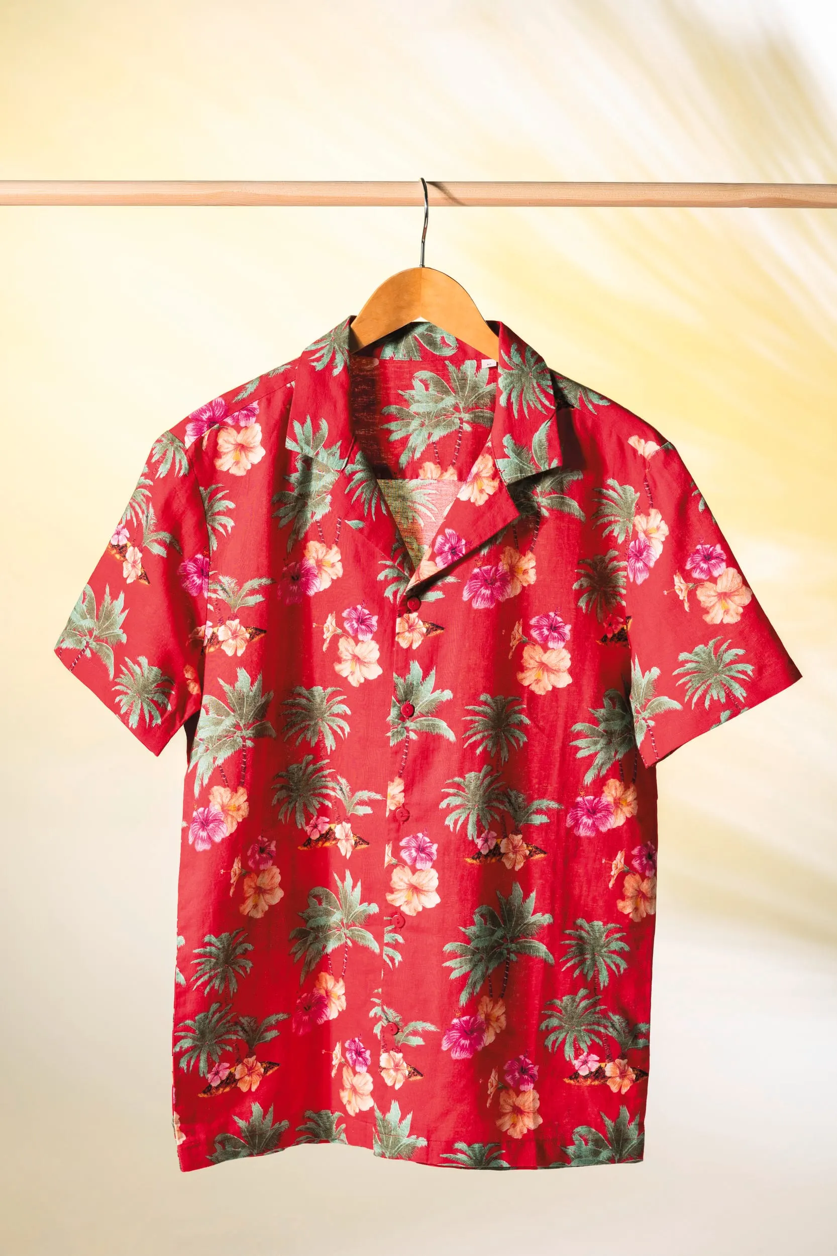 Camisa con estampado hawaiano hombre