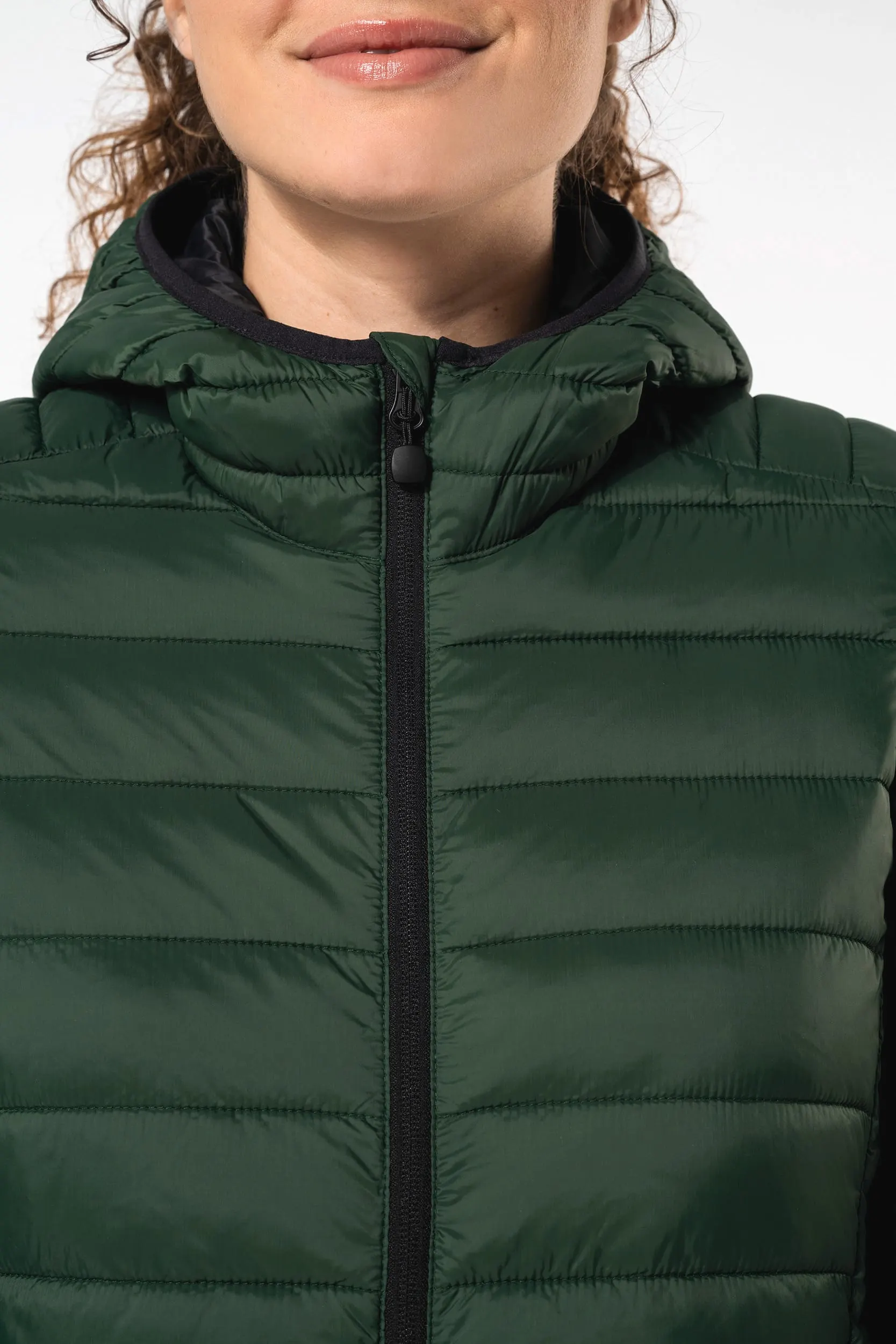 Chaqueta acolchada y ligera con capucha mujer