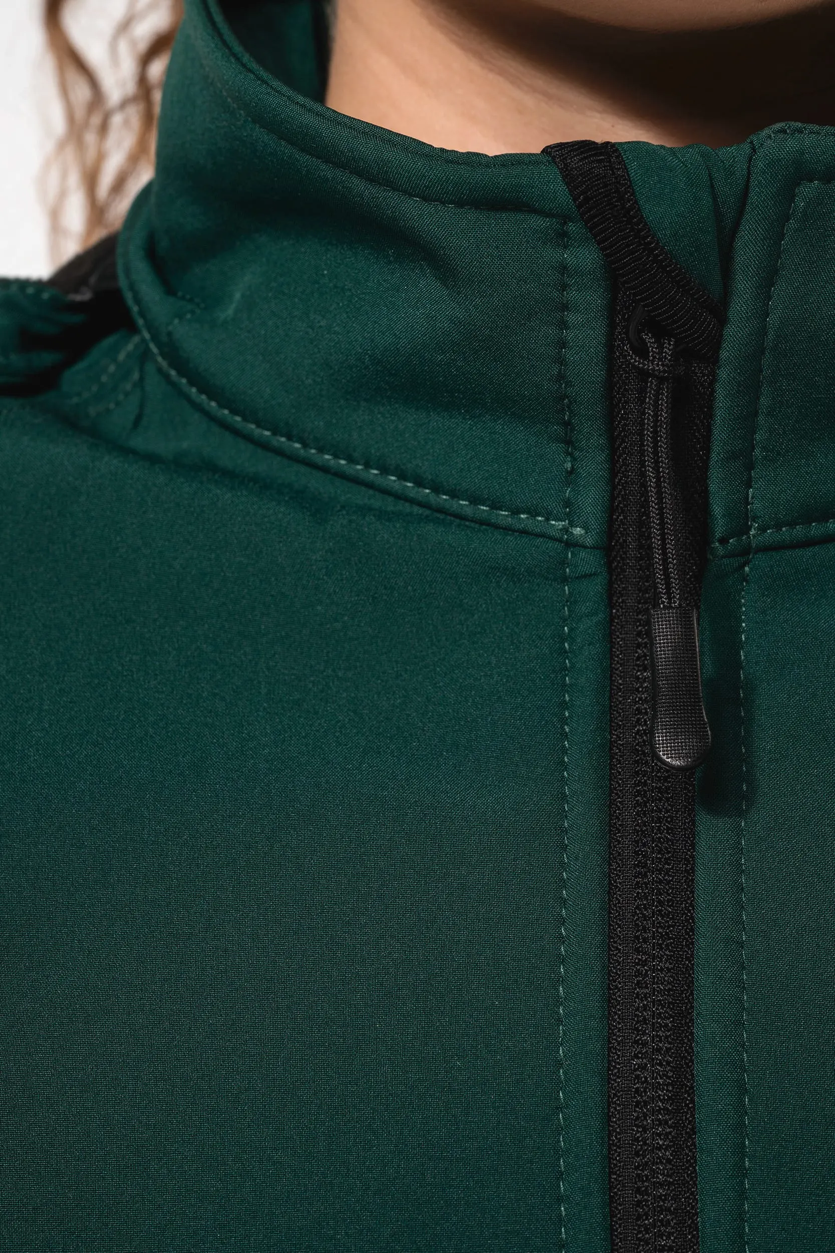 Chaqueta softshell con capucha extraíble mujer