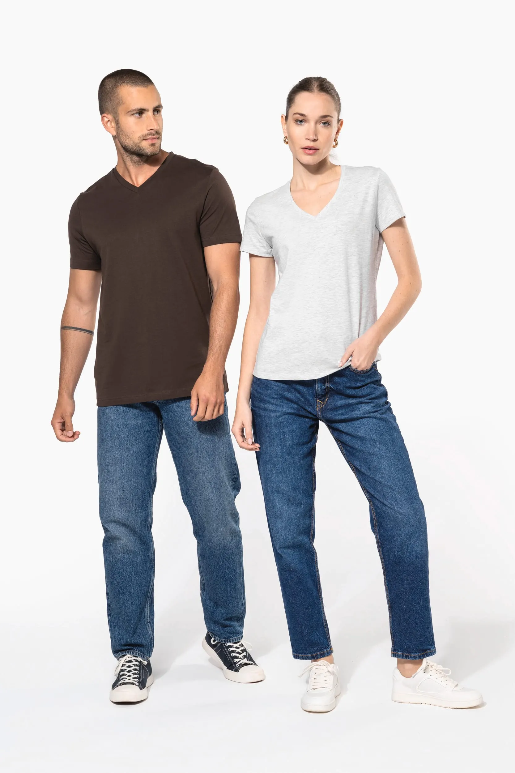 Camiseta de manga cota y cuello de pico mujer