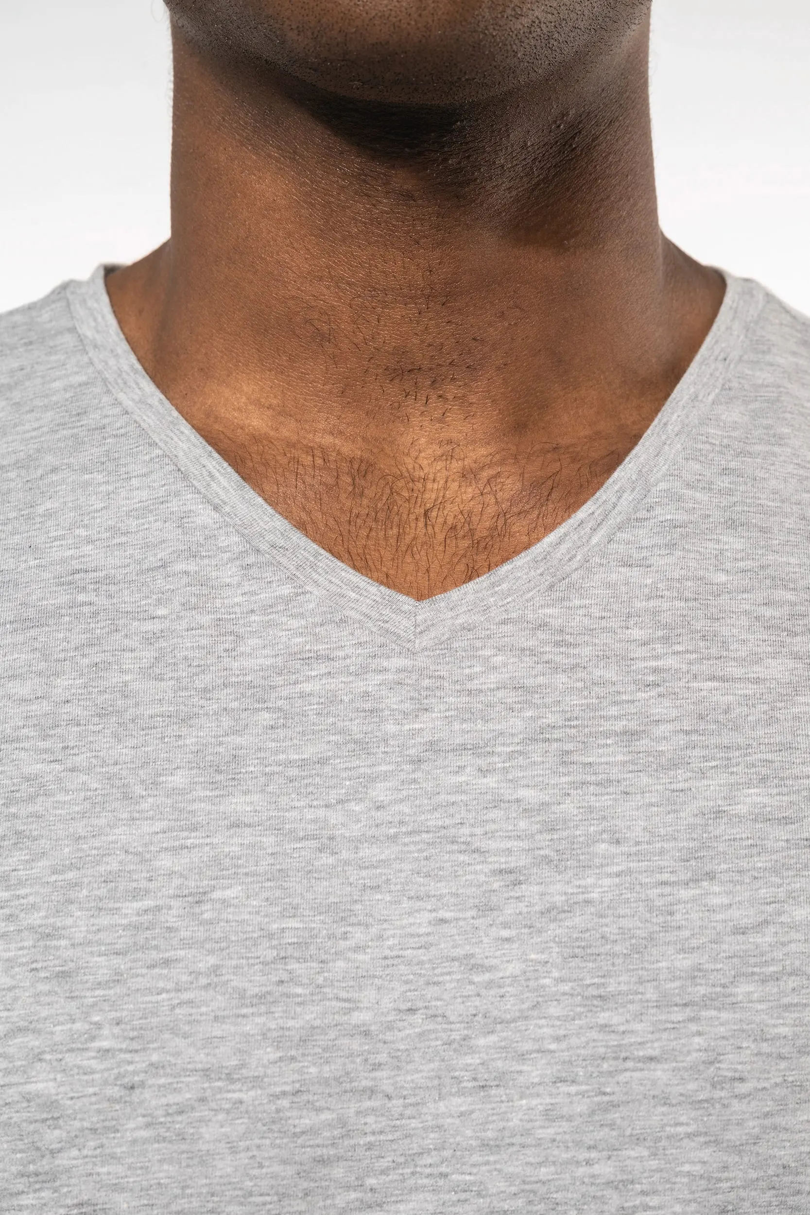 Camiseta con elastano cuello de pico hombre
