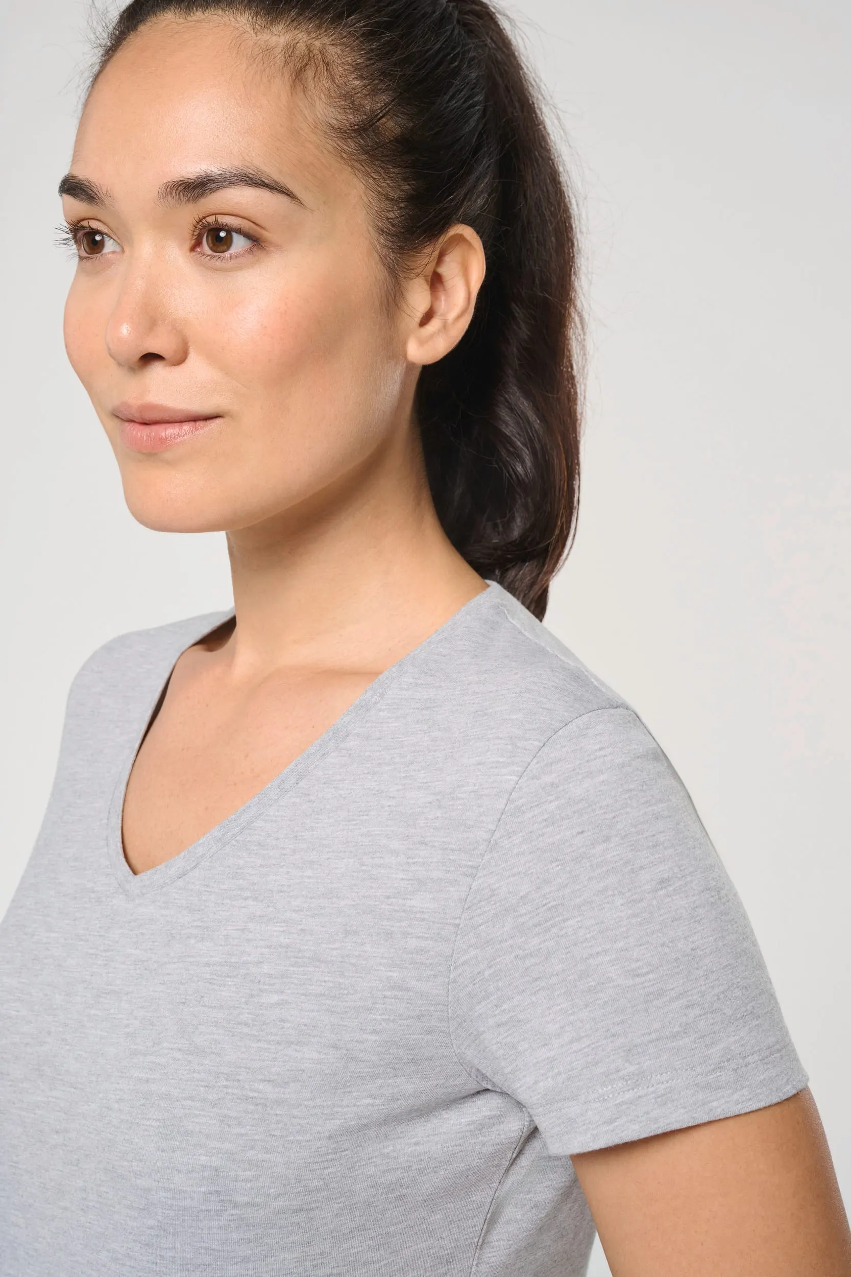 Camiseta ecorresponsable antibacteriana cuello de pico mujer