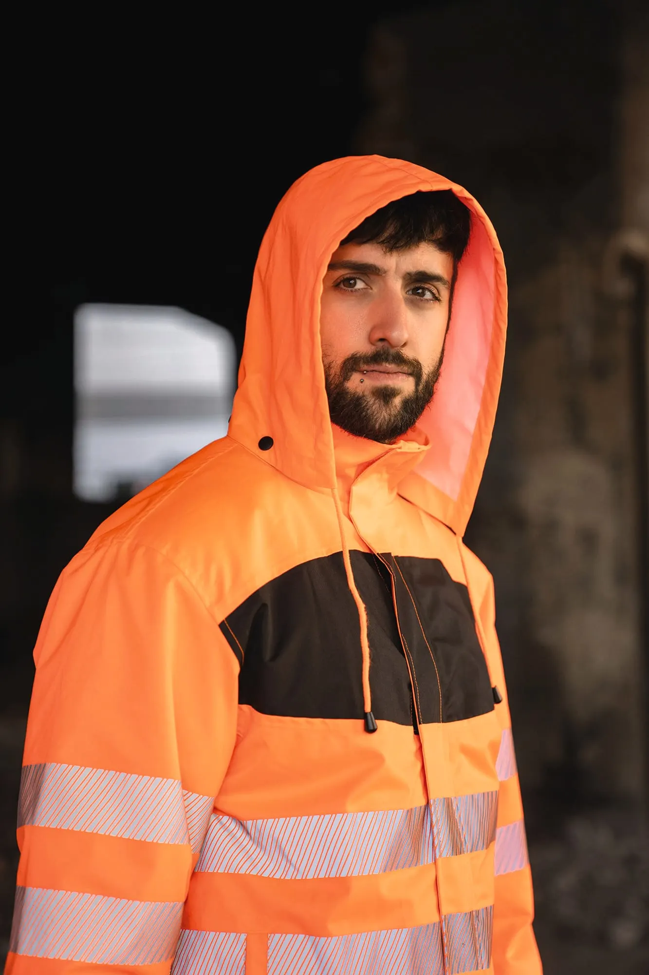 Parka de alta visibilidad con bolsillo. Pecho negro