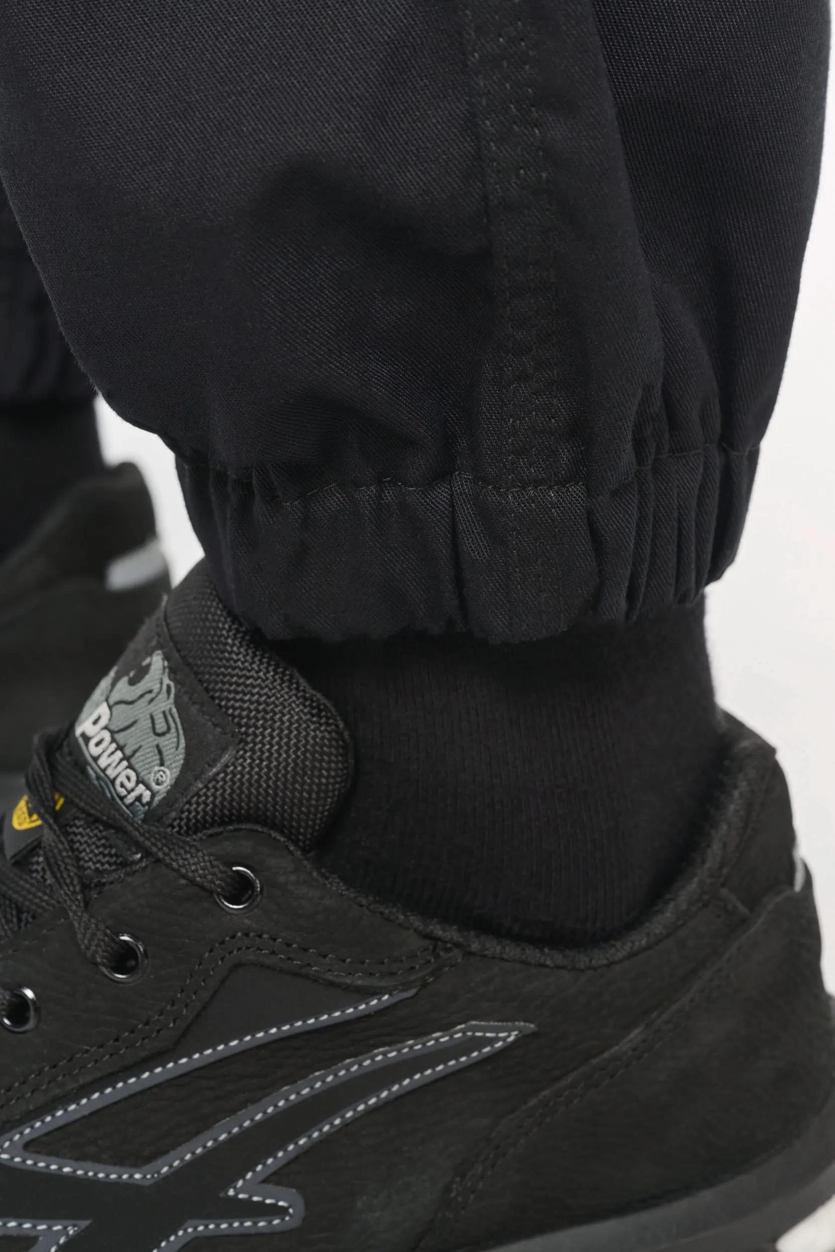 Pantalón tipo cargo unisex con bajo elástico