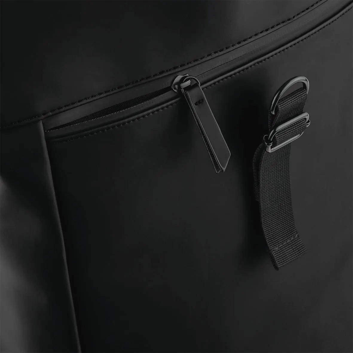 Mochila de poliuretano mate con solapa enrollable<br/>