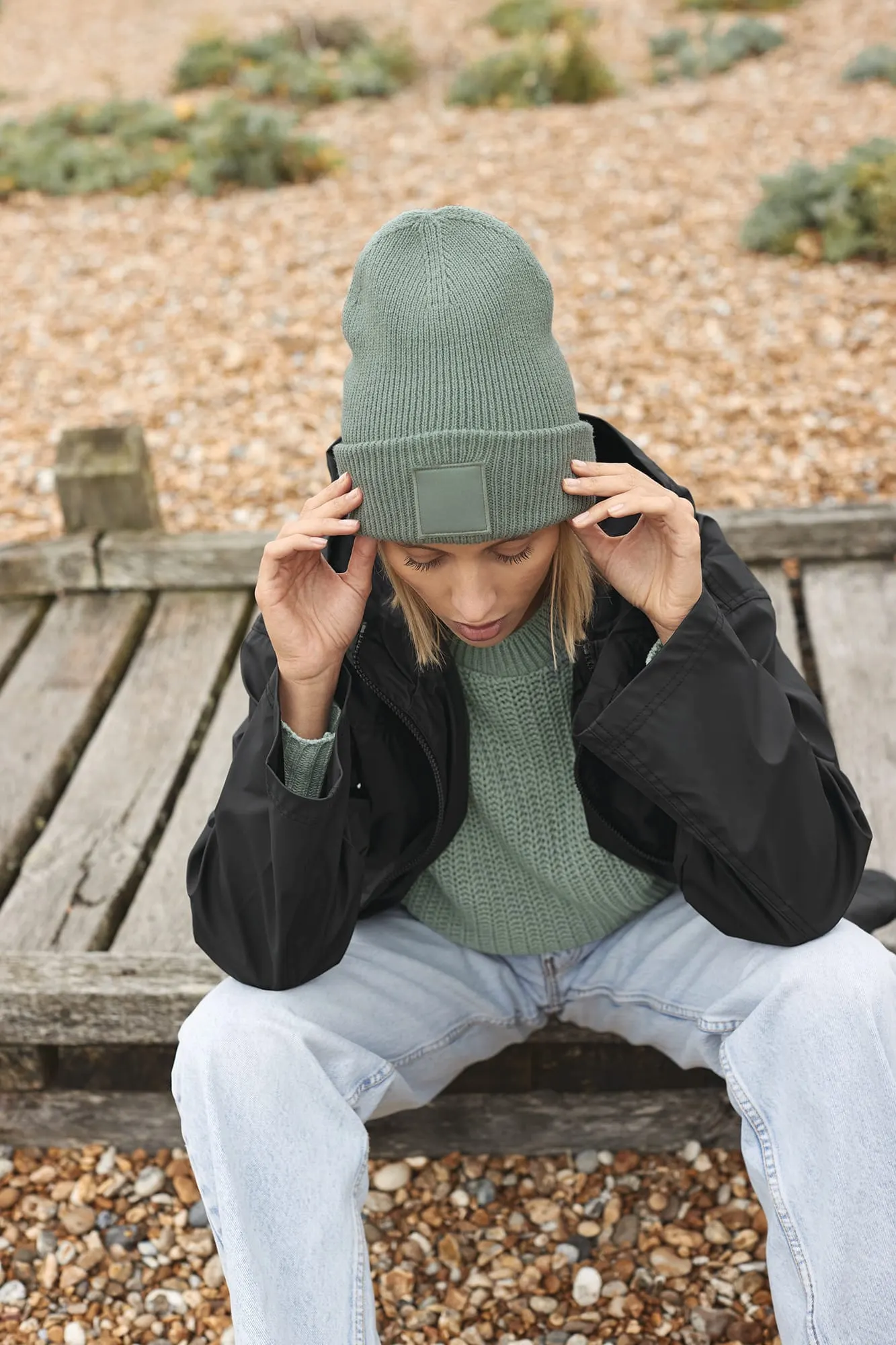 Gorro con dobladillo ancho y parche a tono
