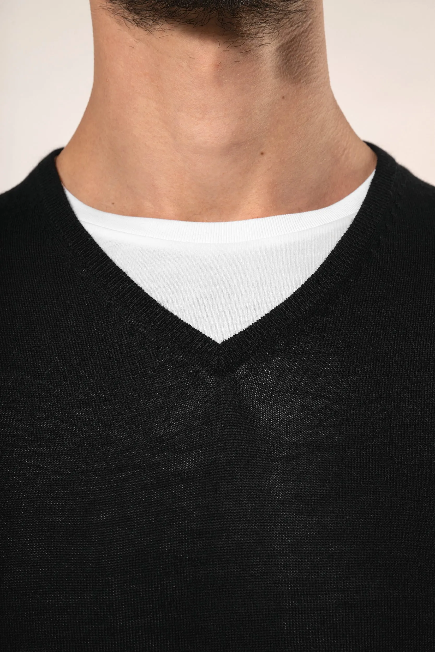Jersey lana merina cuello de pico hombre
