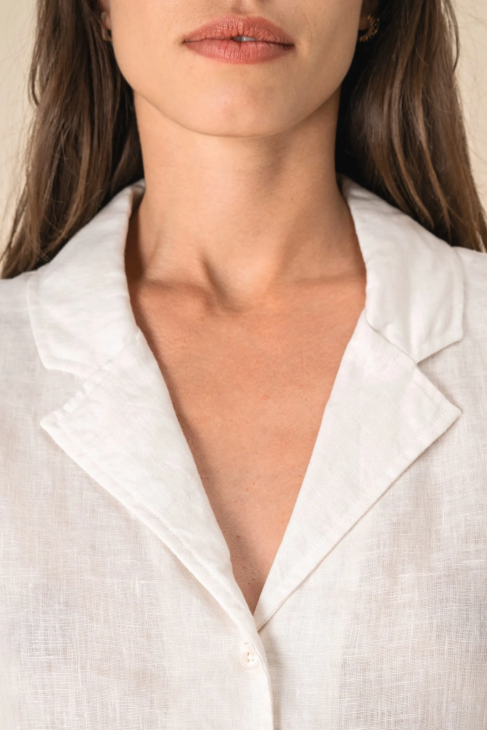 Camisa manga corta de lino y cuello bowling mujer