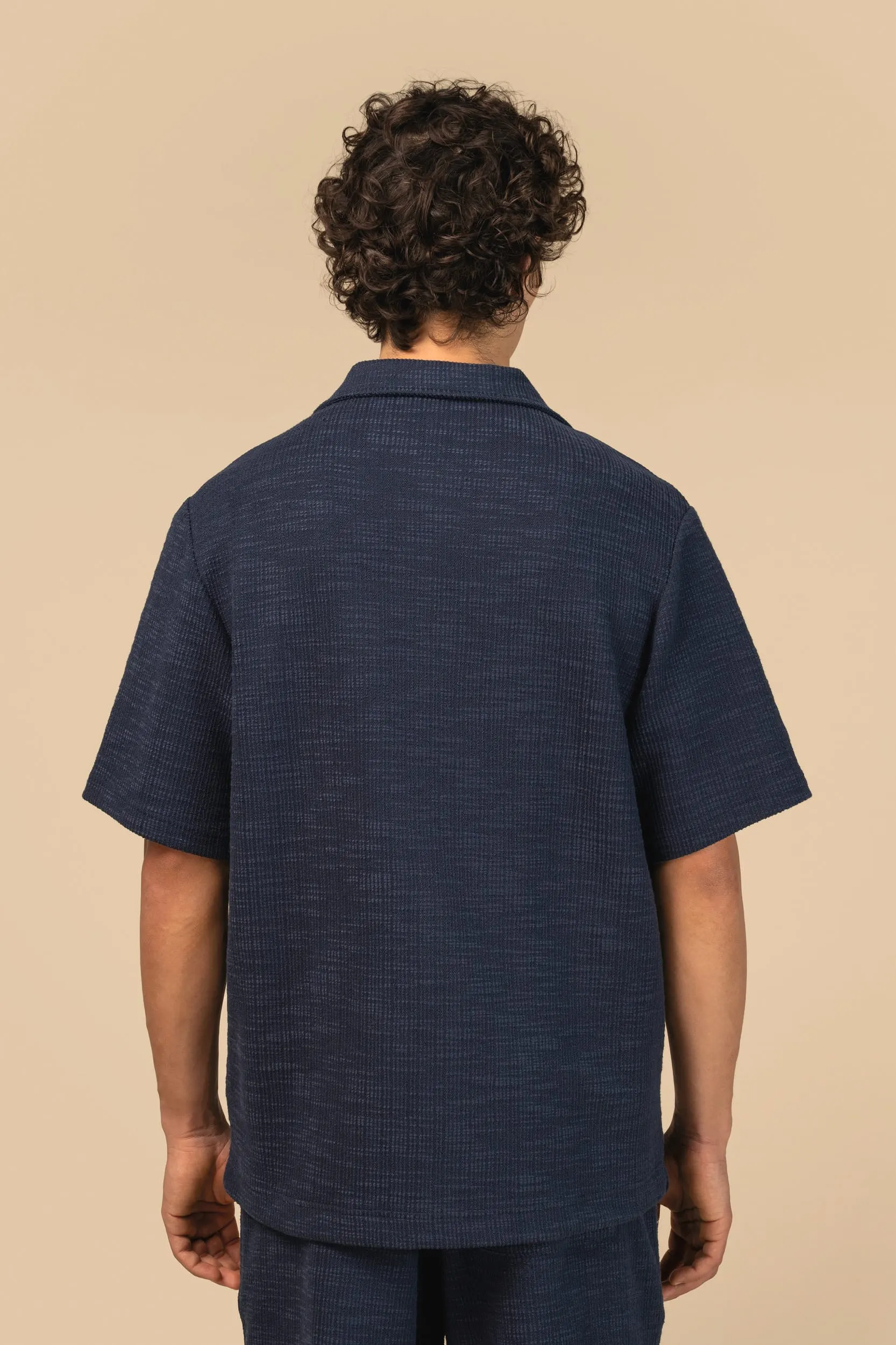 Camisa texturizada de manga corta para hombre