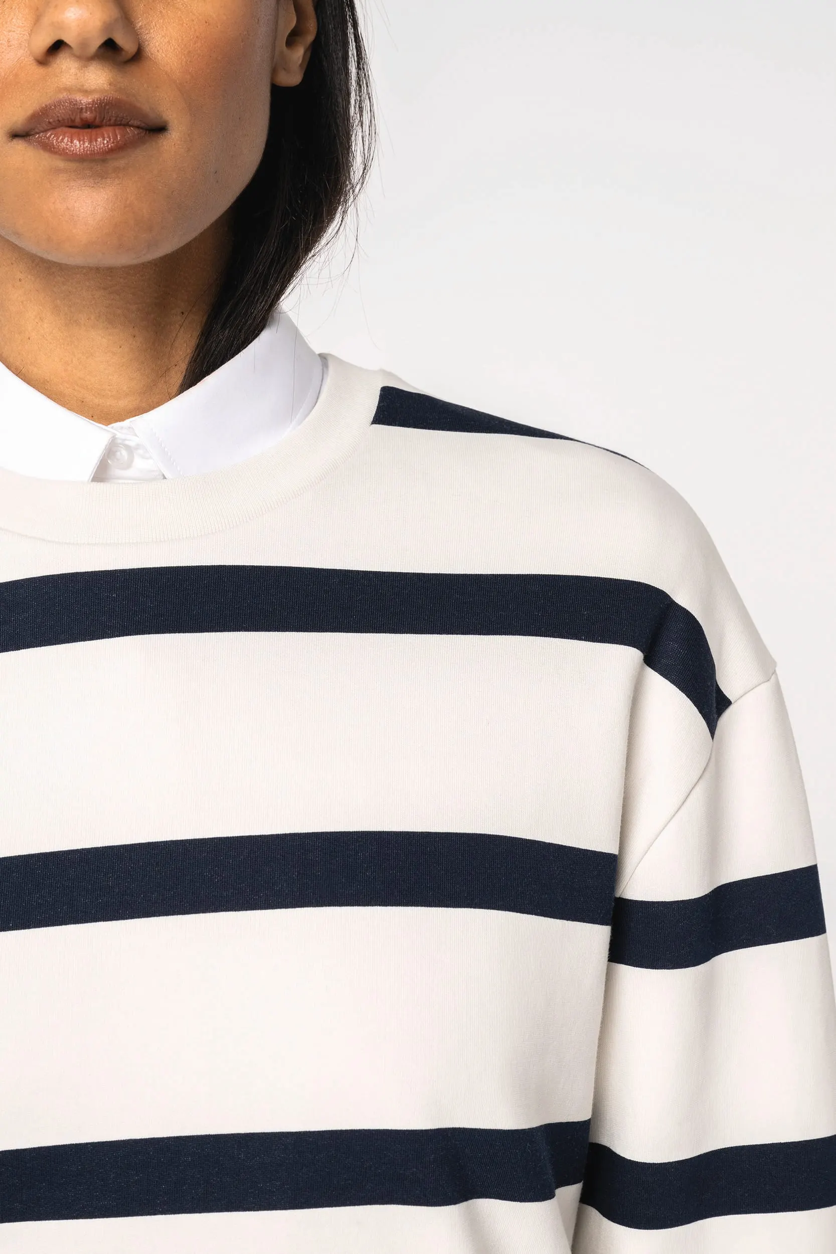 Sudadera ecorresponsable de cuello redondo a rayas y hombros caídos unisex