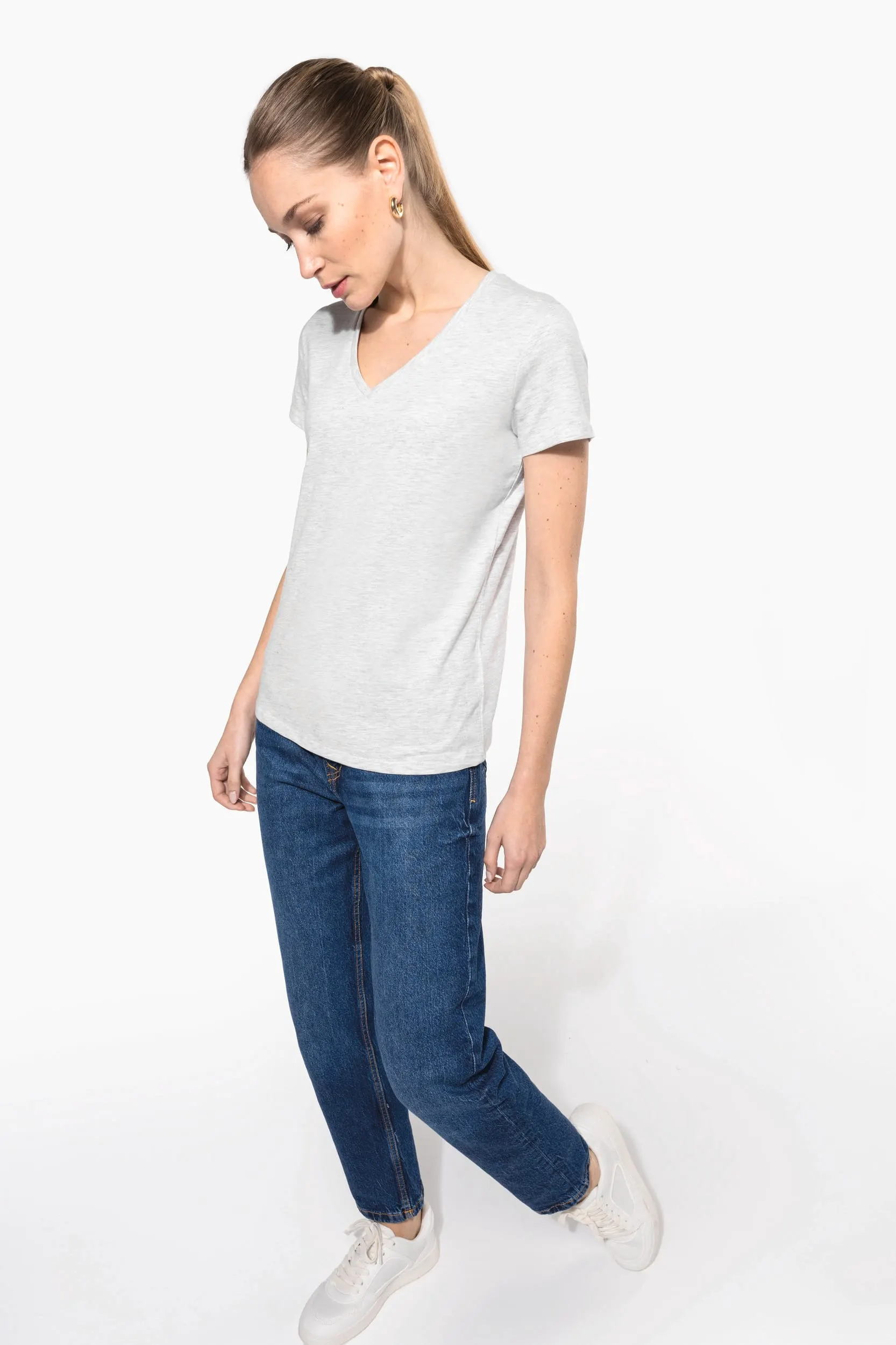 Camiseta de manga cota y cuello de pico mujer