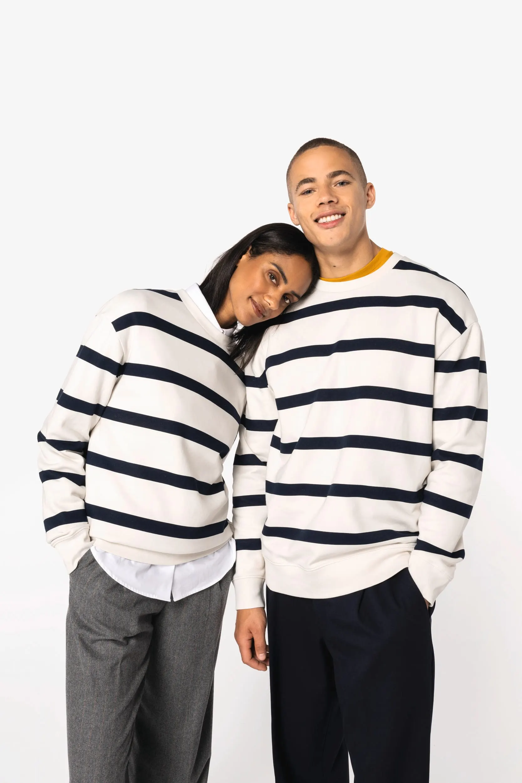 Sudadera ecorresponsable de cuello redondo a rayas y hombros caídos unisex