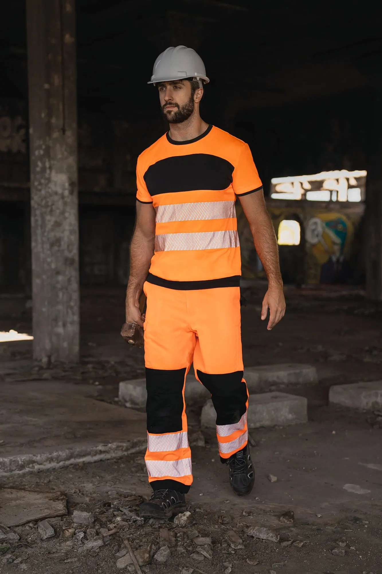 Camiseta de alta visibilidad con bolsillo. Pecho negro