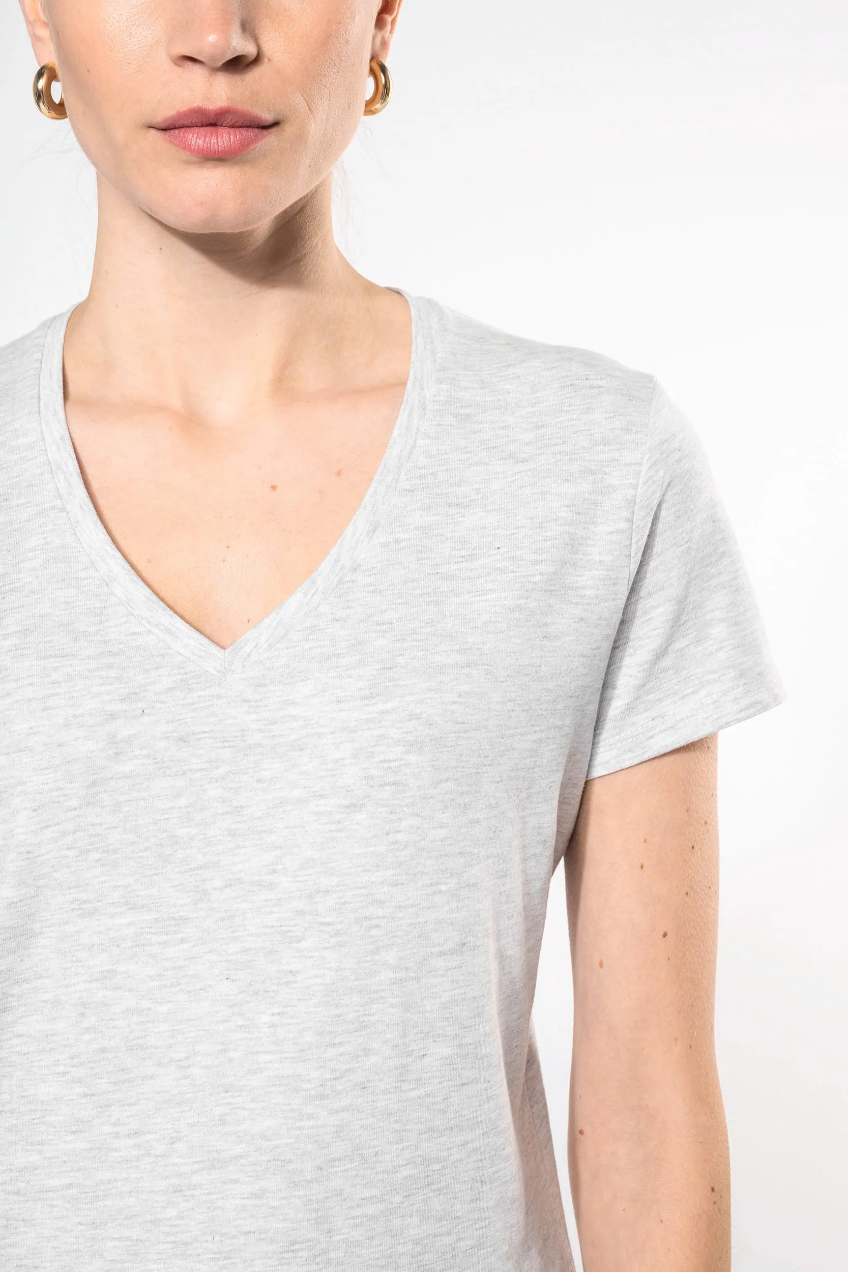 Camiseta de manga cota y cuello de pico mujer