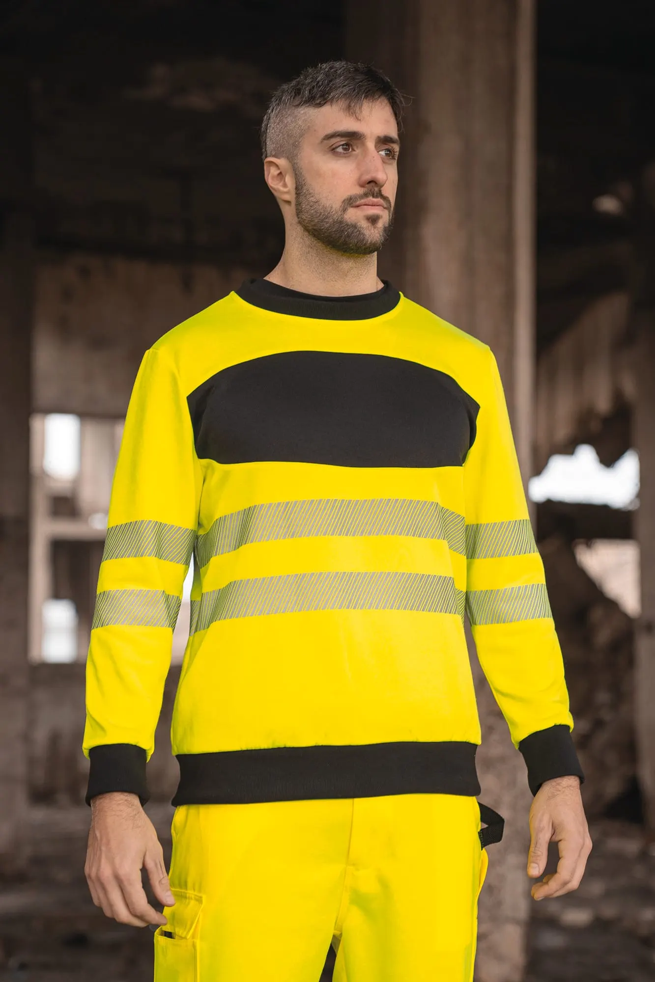 Sudadera de alta visibilidad con pecho negro.