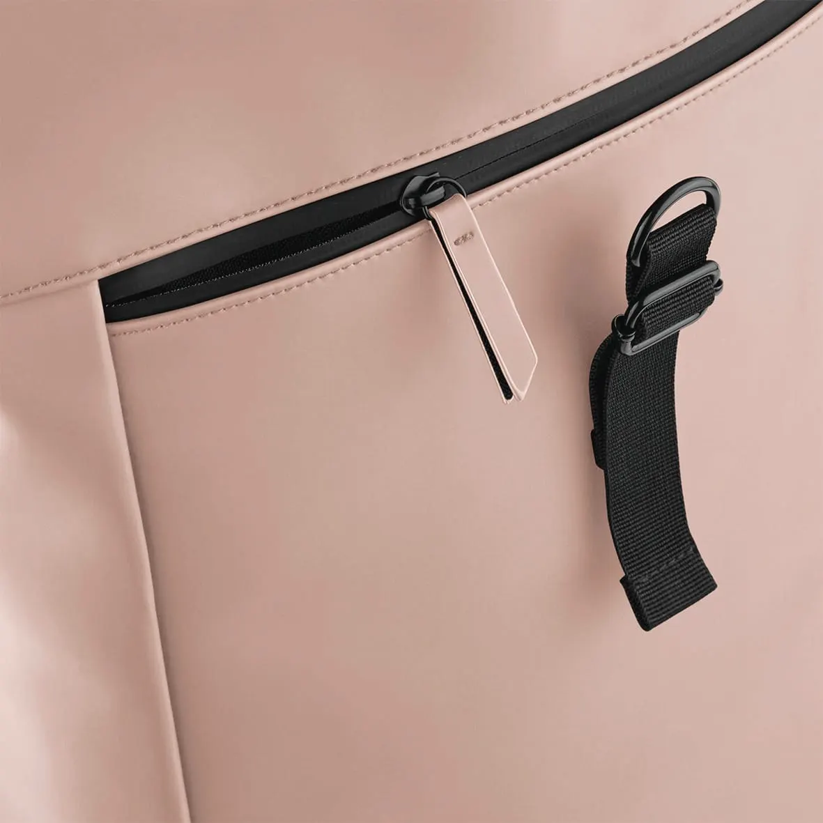 Mochila de poliuretano mate con solapa enrollable<br/>