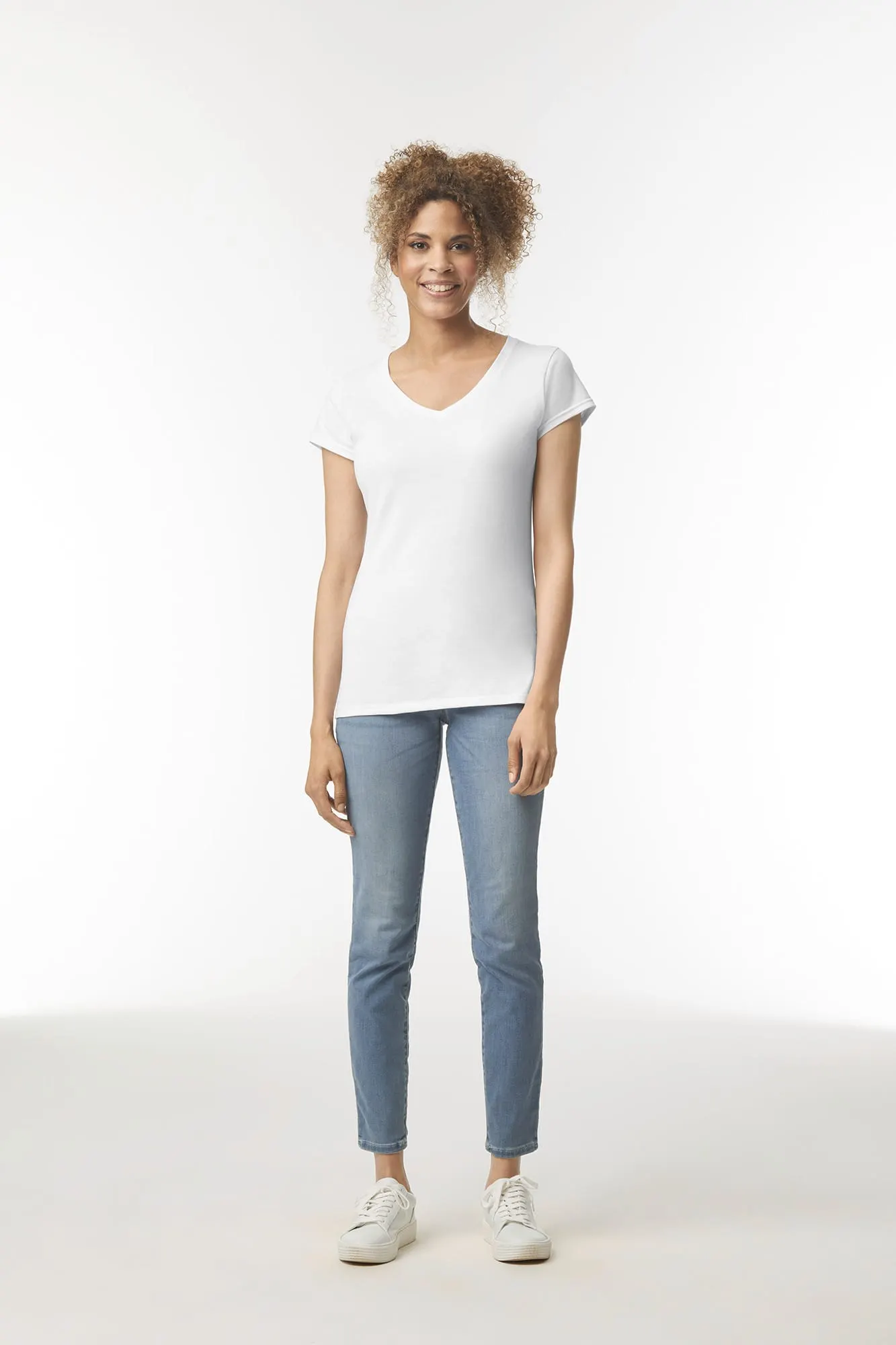 Camiseta SoftStyle cuello de pico mujer