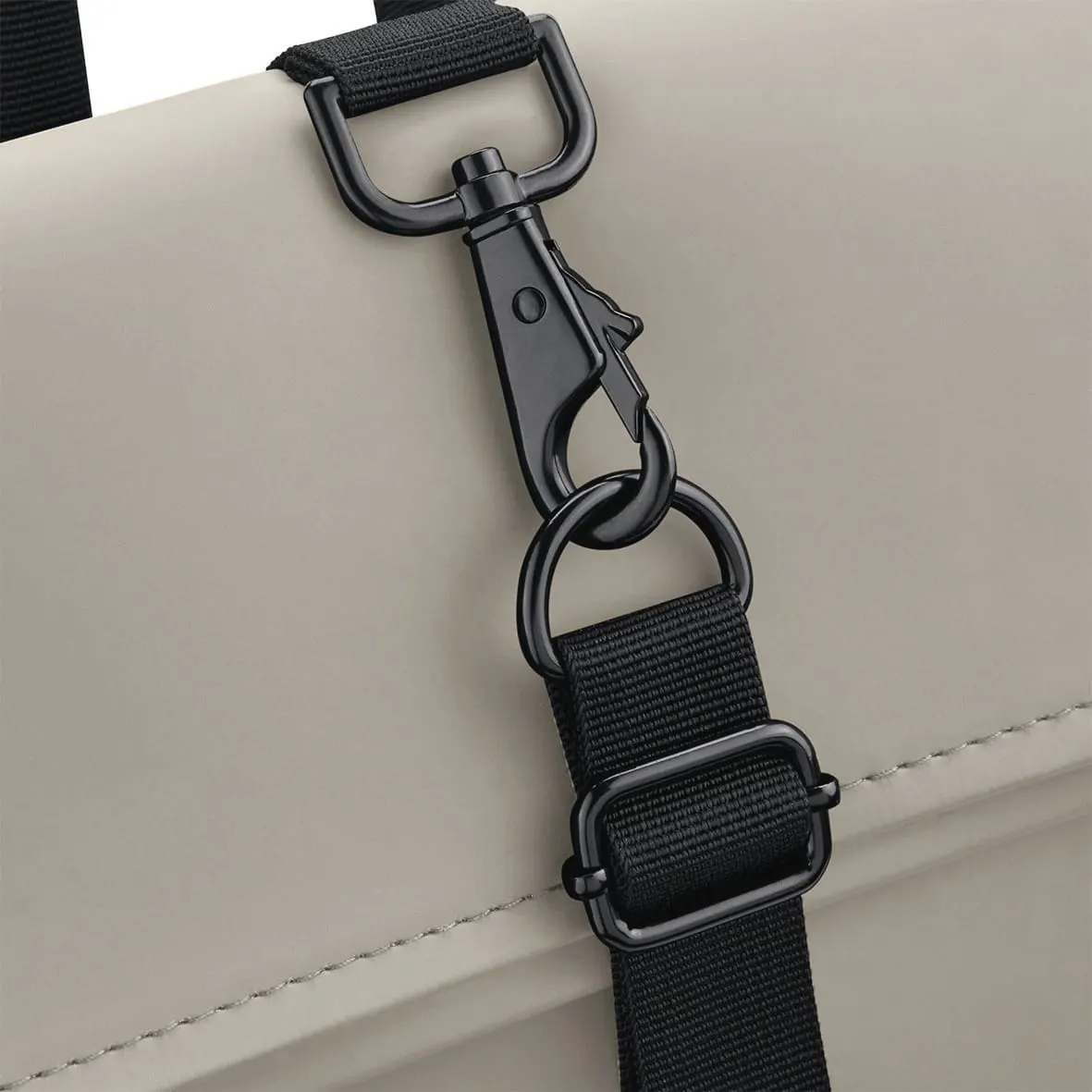 Mochila de poliuretano mate con solapa enrollable<br/>