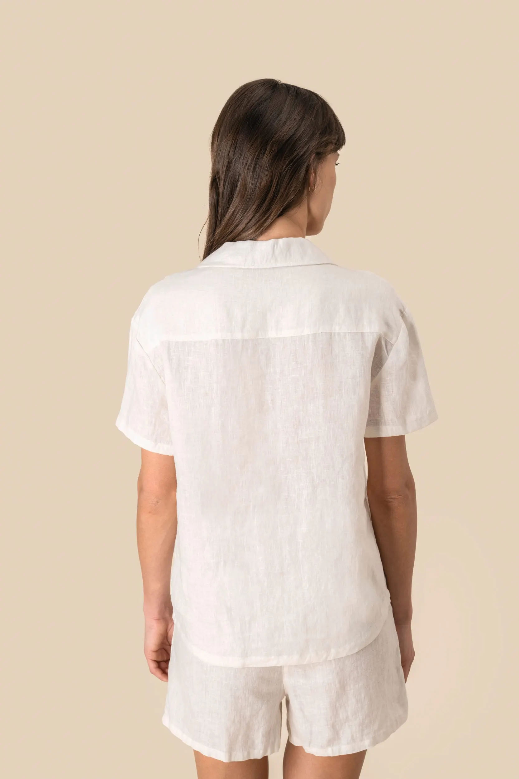 Camisa manga corta de lino y cuello bowling mujer