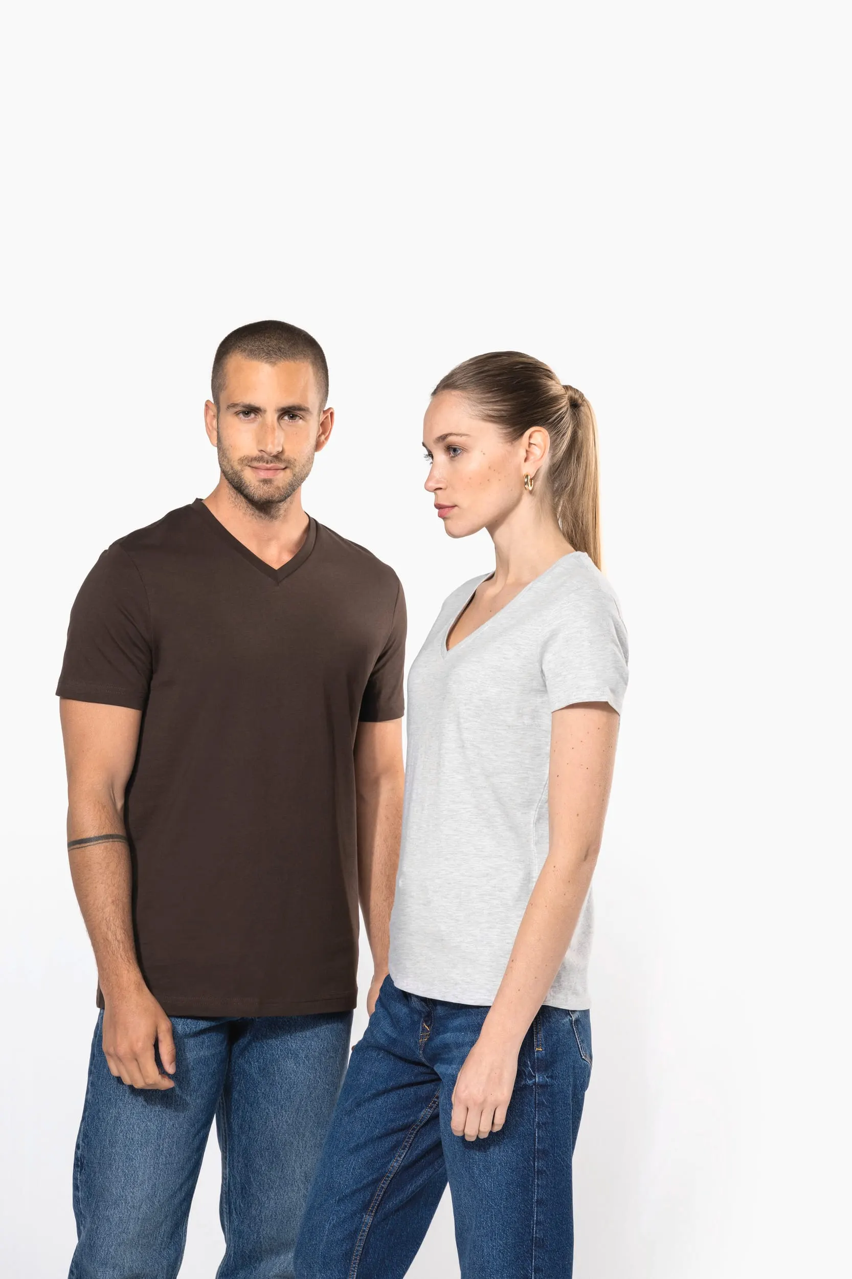 Camiseta de manga cota y cuello de pico mujer