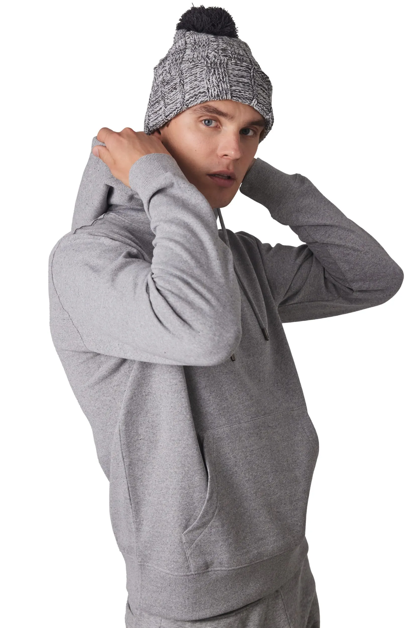 Gorro con pompón y dobladillo