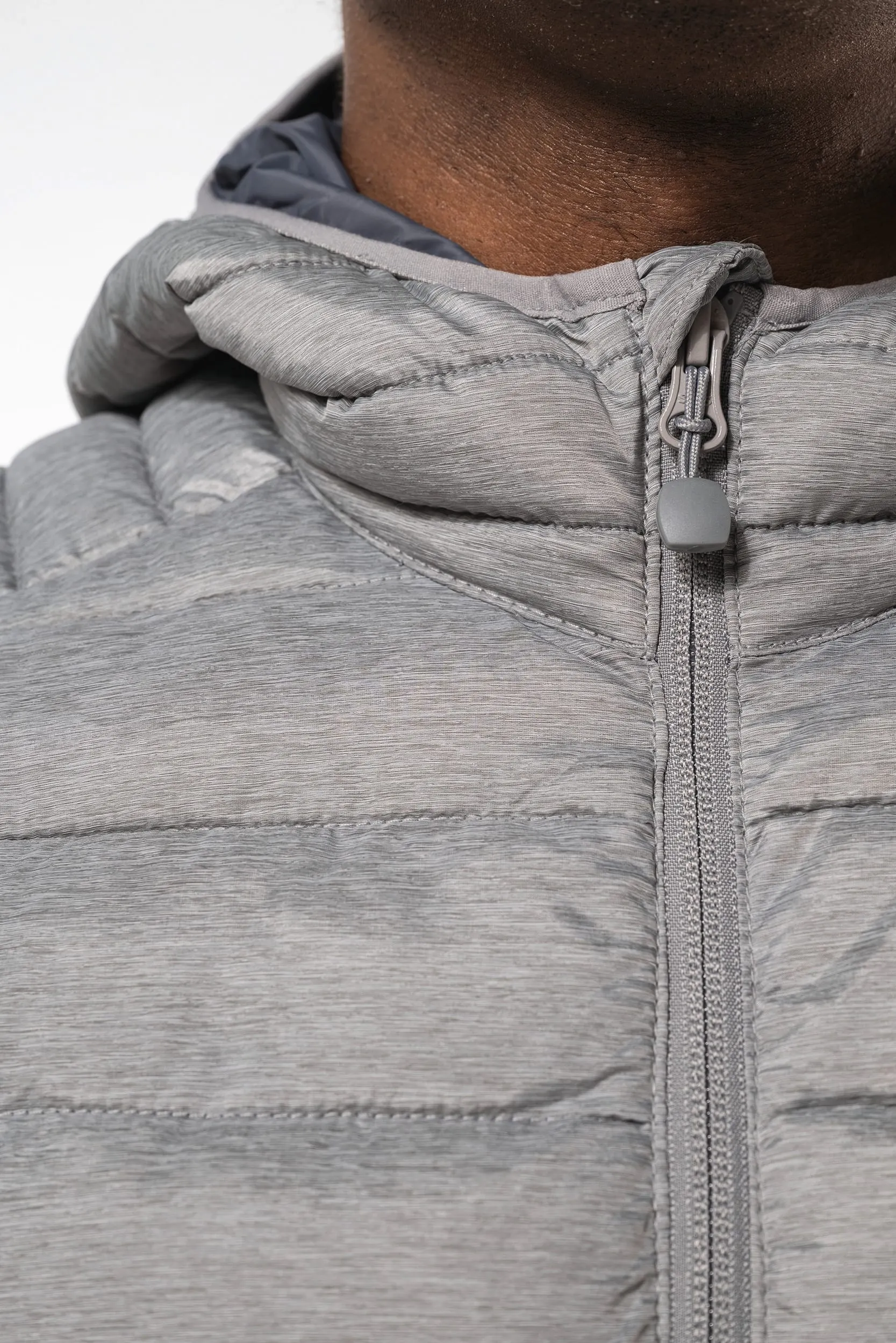 Chaqueta acolchada y ligera con capucha hombre