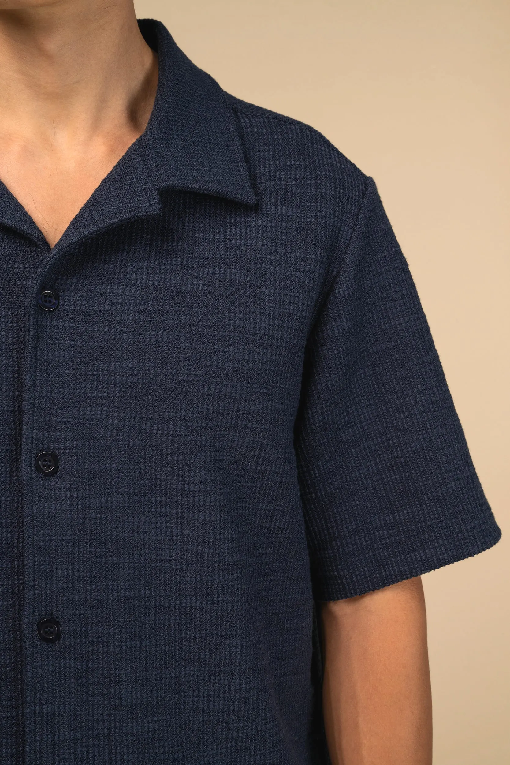 Camisa texturizada de manga corta para hombre