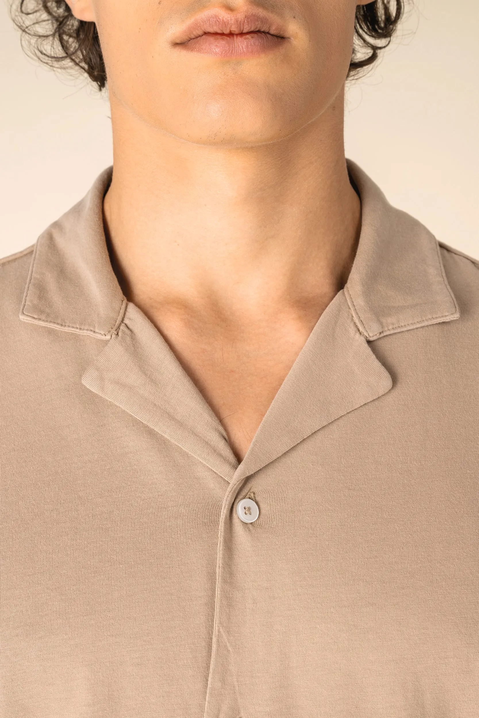 Camisa ecorresponsable efecto lavado de punto jersey manga corta con cuello bowling hombre