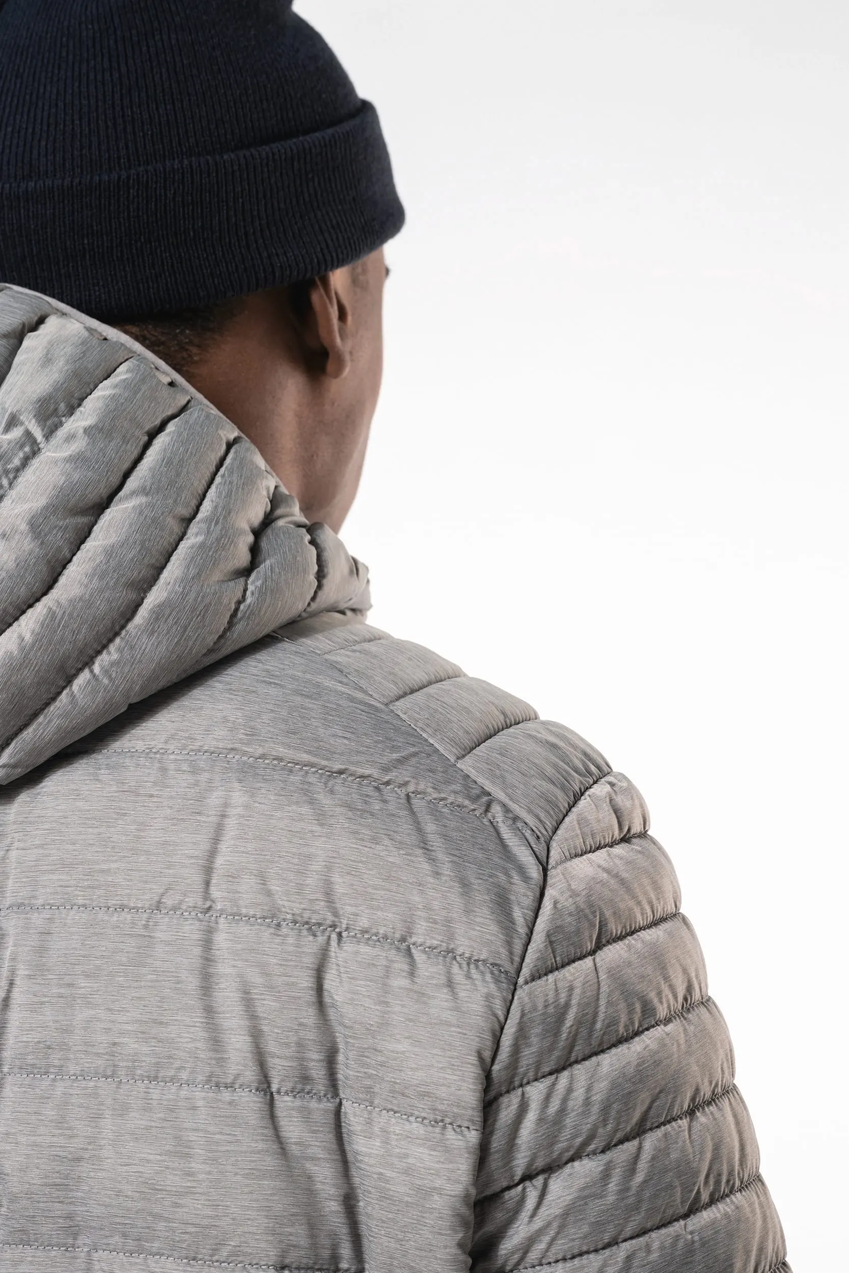 Chaqueta acolchada y ligera con capucha hombre
