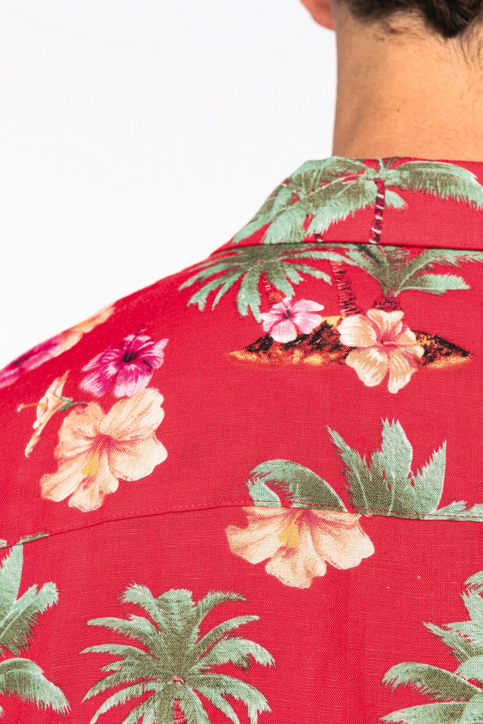 Camisa con estampado hawaiano hombre