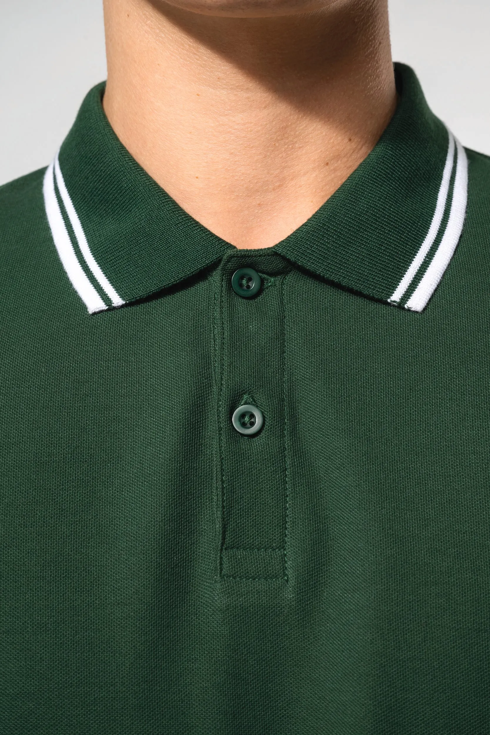 Polo manga corta con ribetes contrastados hombre