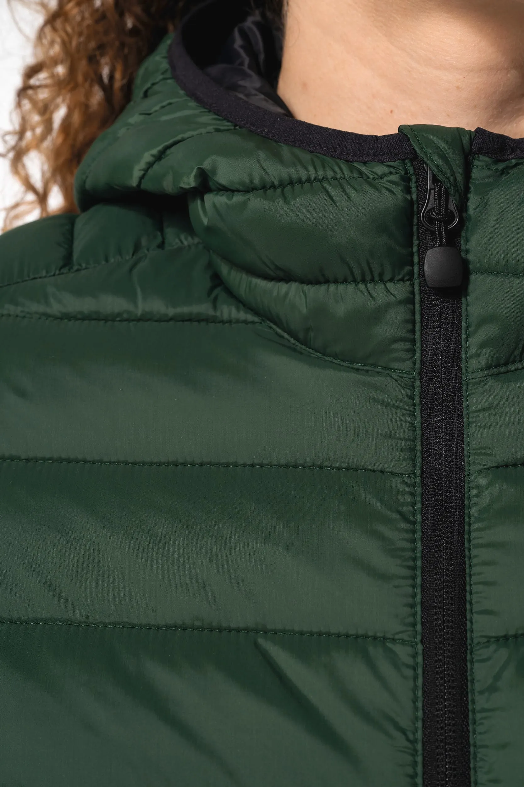 Chaqueta acolchada y ligera con capucha mujer