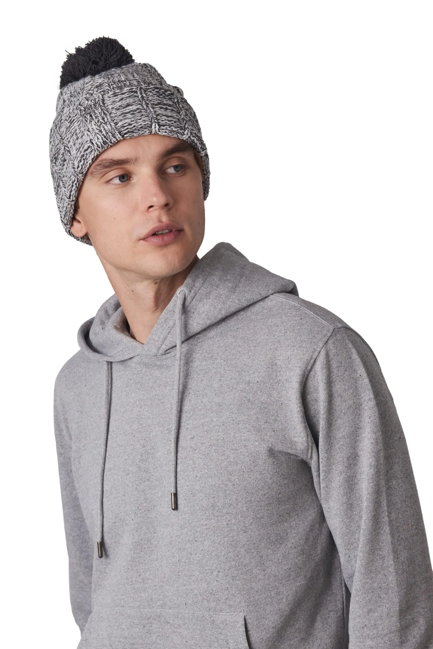 Gorro con pompón y dobladillo