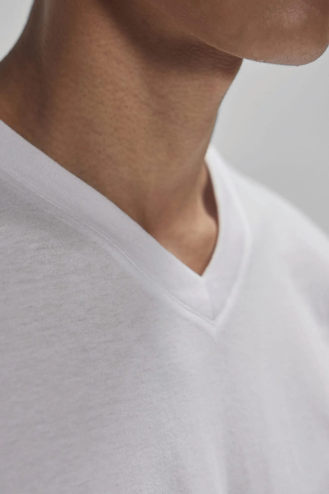 Camiseta con cuello de pico #150