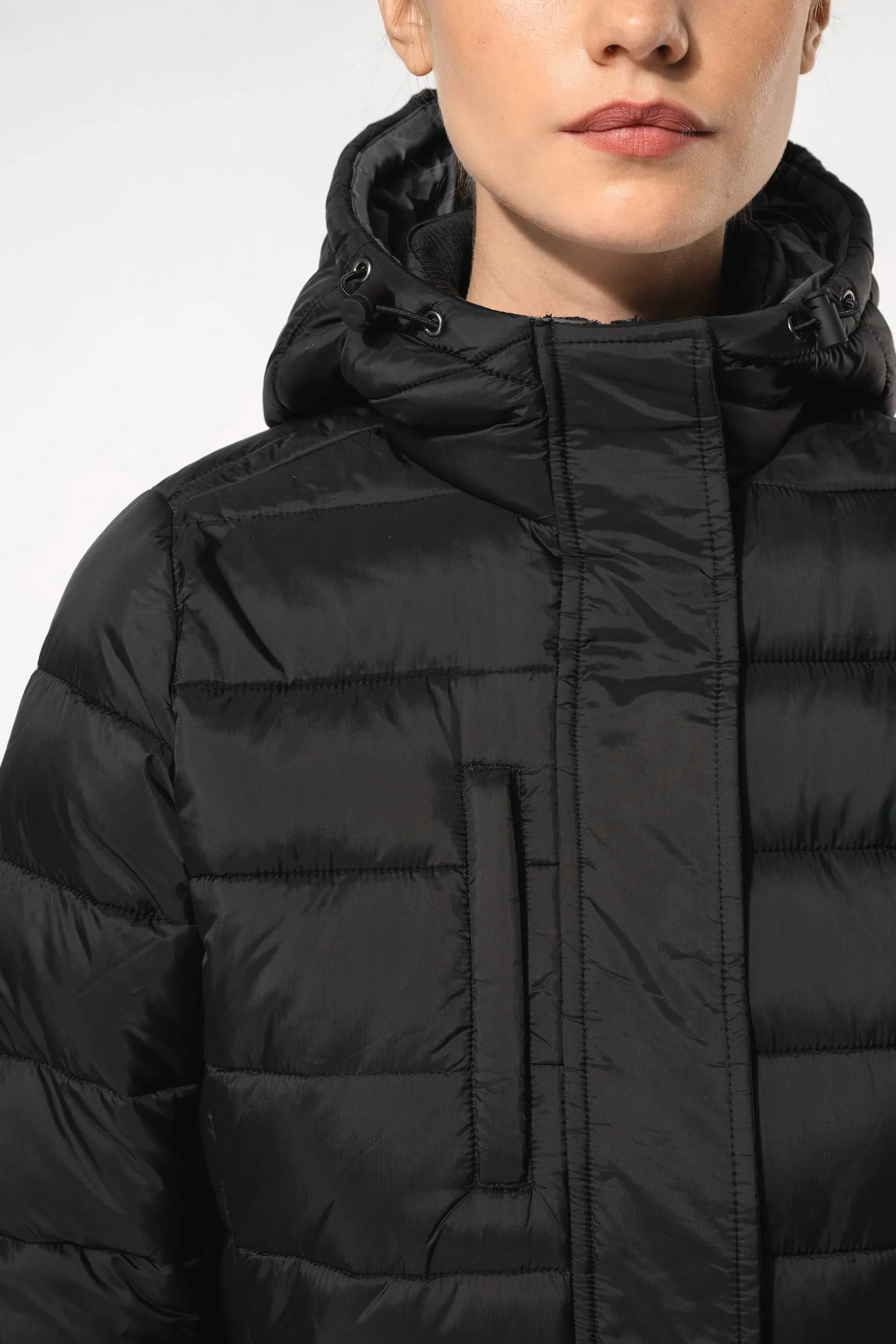 Parka ligera acolchada con capucha para mujer