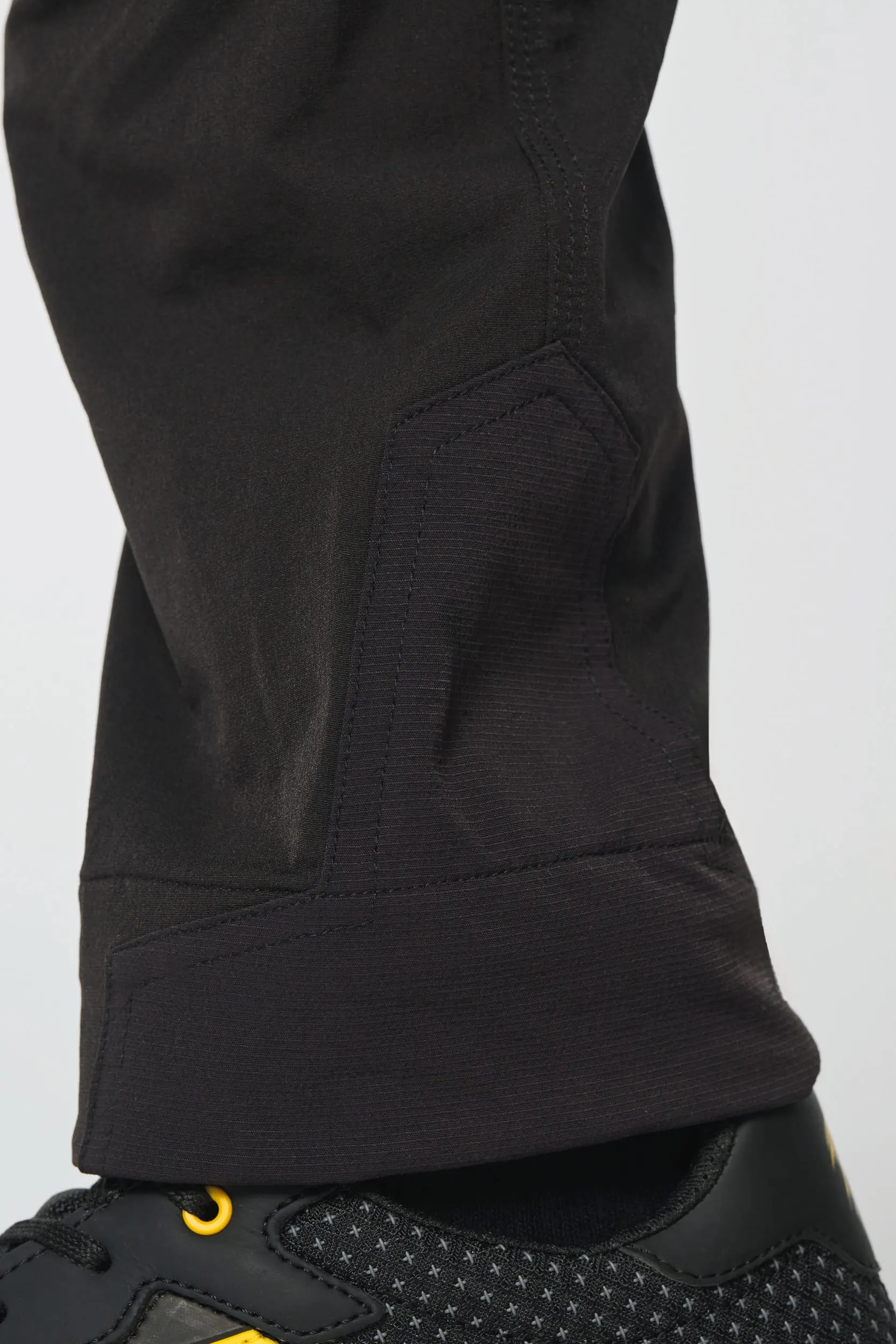 Pantalón stretch reciclado multibolsillos unisex