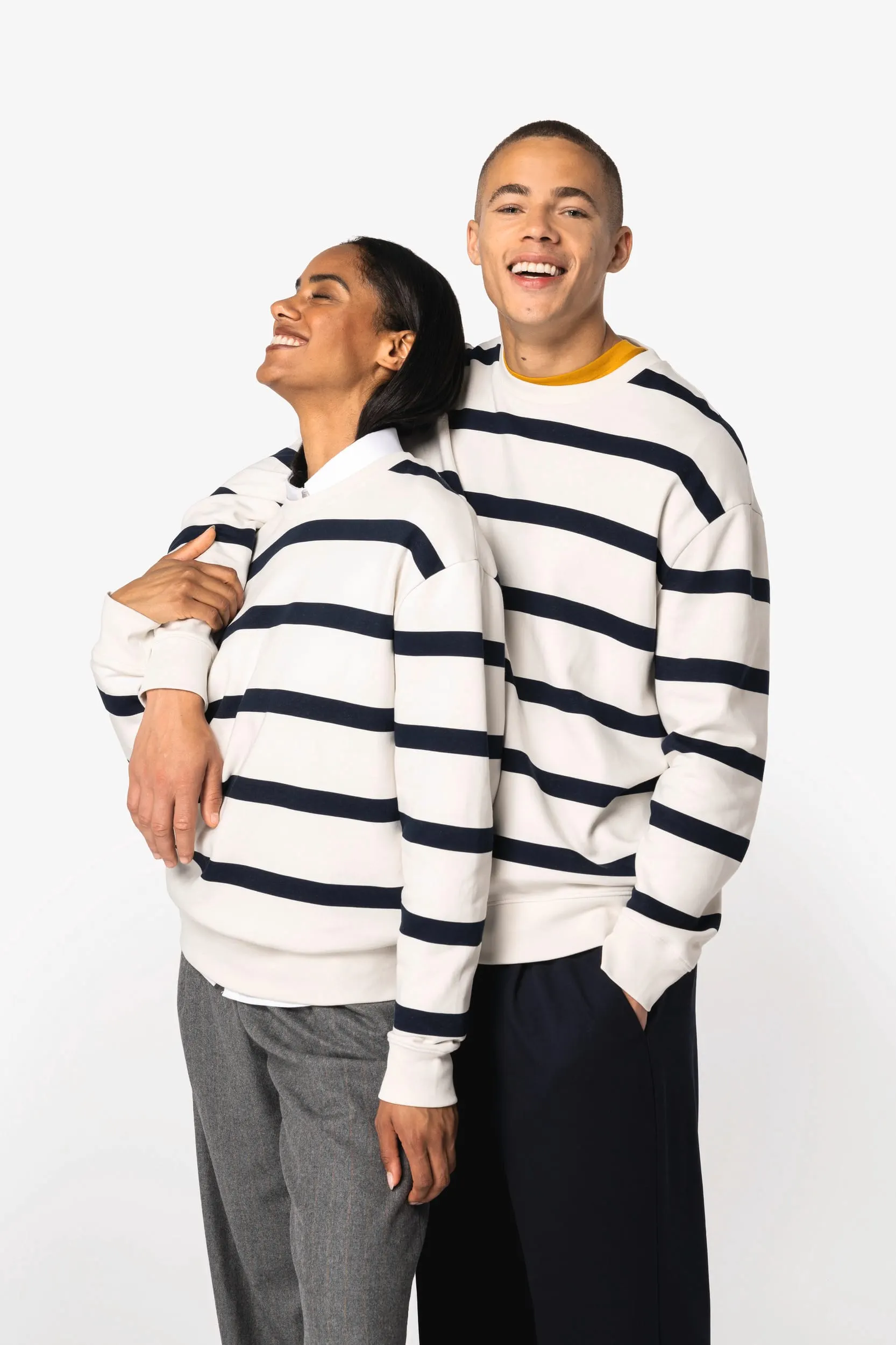 Sudadera ecorresponsable de cuello redondo a rayas y hombros caídos unisex