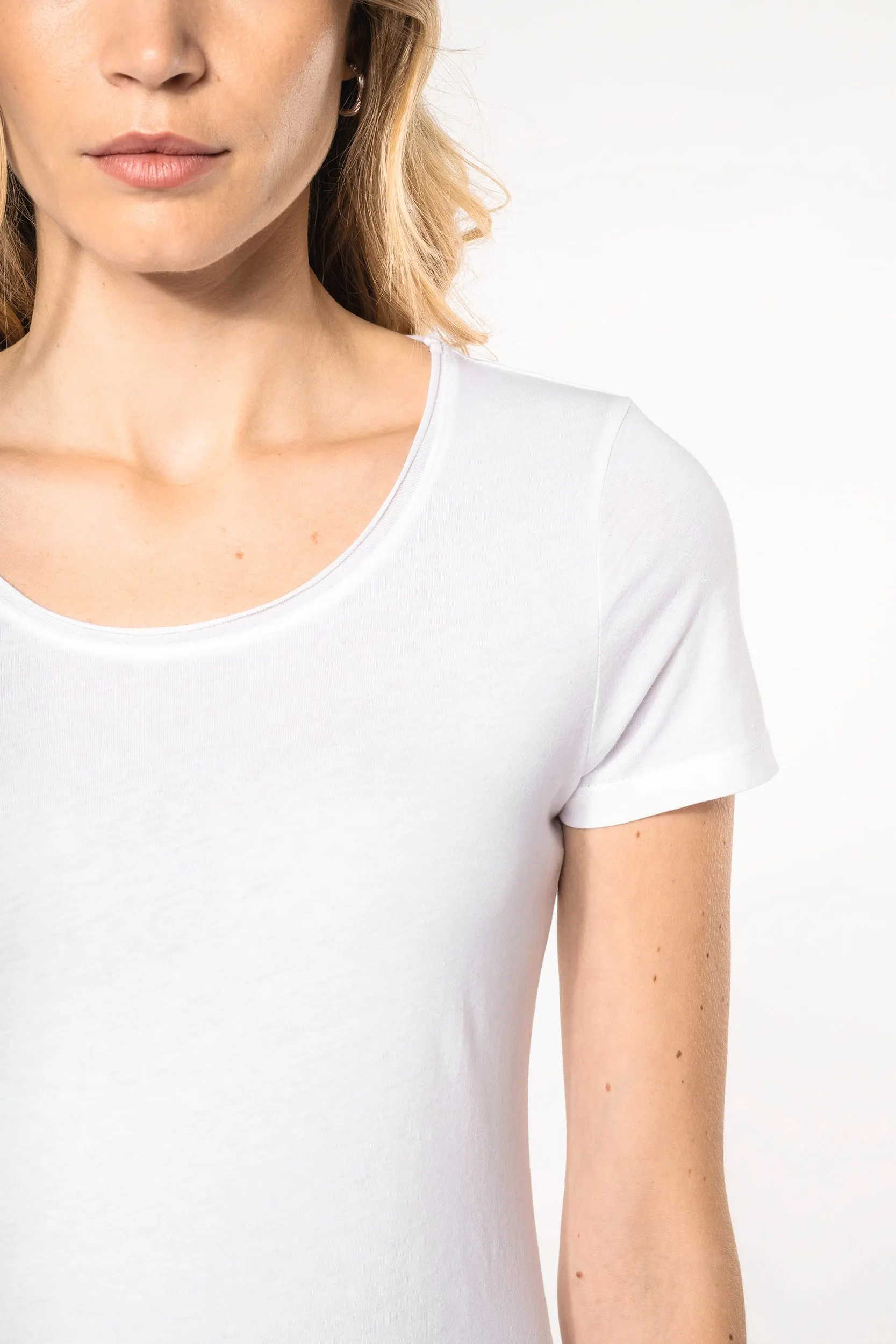 Camiseta orgánica con cuello sin costuras y manga corta mujer