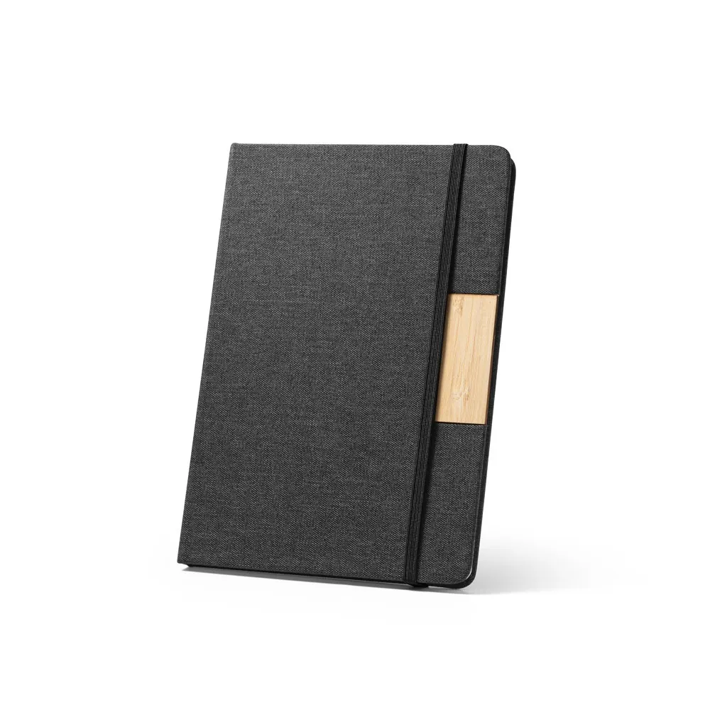 MÁRQUEZ. Cuaderno de tapa dura A5 fabricado en tejido de PET 100 % reciclado, con páginas rayadas recicladas