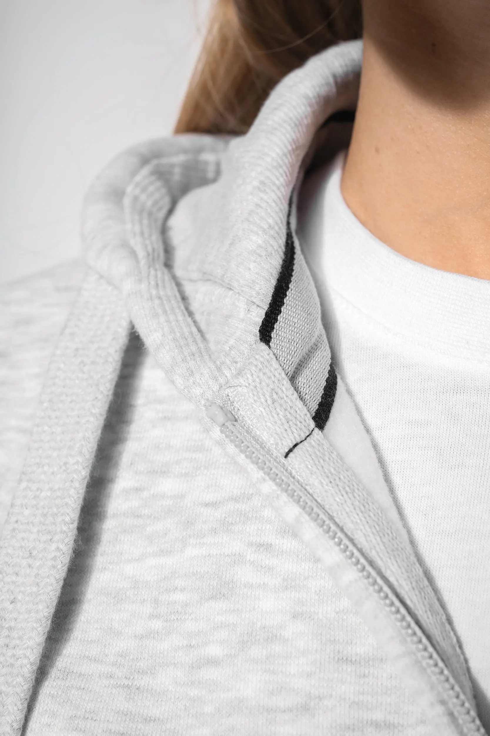 Sudadera con capucha y cremallera de mujer
